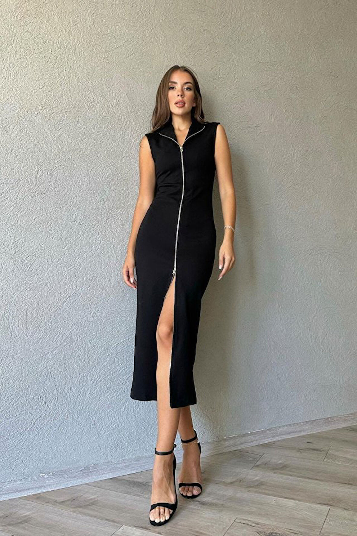 Siyah Boydan Fermuarlı Sıfır Kol Elbise