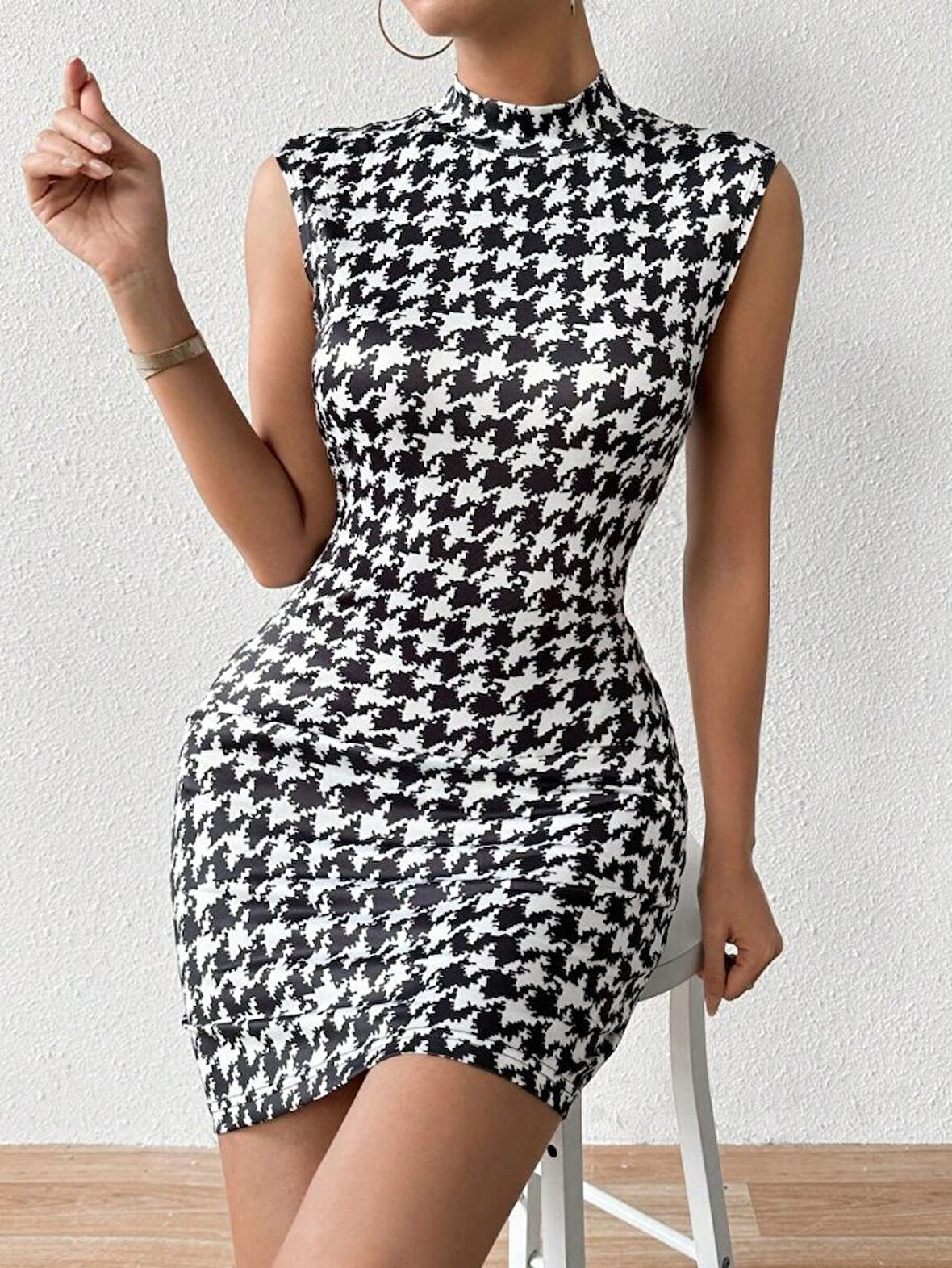 Kadın Yarı Balıkçı Yaka Kolsuz Desenli Kısa Dalgıç Elbise