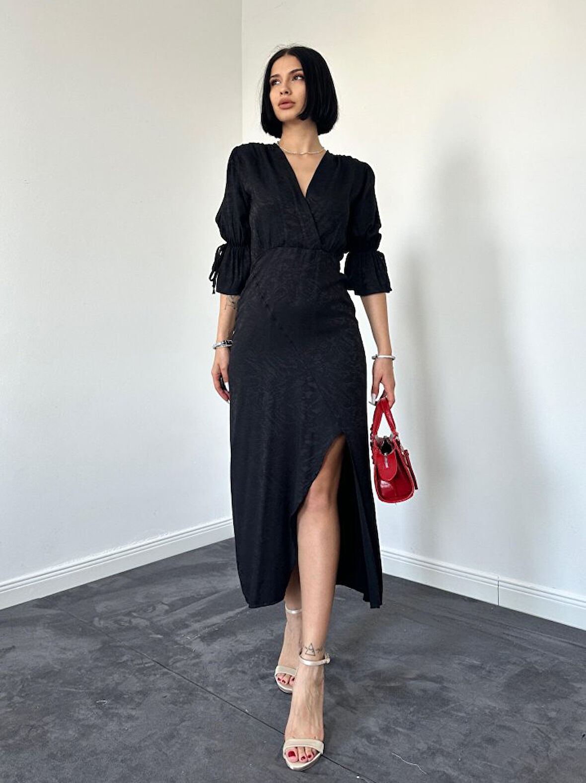 Siyah Yırtmaçlı Jakar Elbise