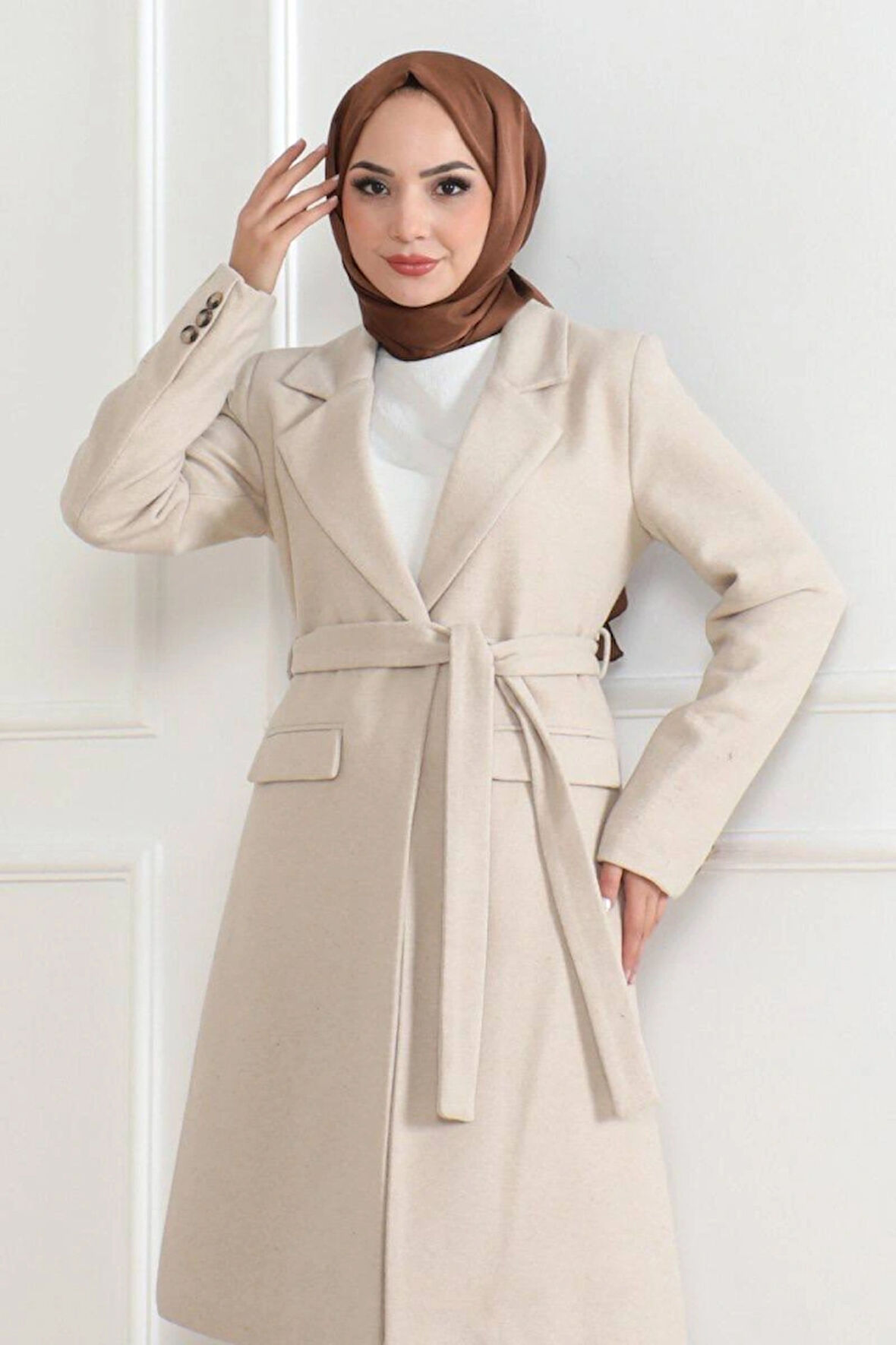 Kaşe Kaban - Uzun Boy Kruvaze Yaka, Kuşaklı Tesettür Kışlık Kaban, Astarlı Şık Yünlü Dokuma Oversize Rahat Kalıp, Cepli Modern Kaşe Mont Modeli - Bej