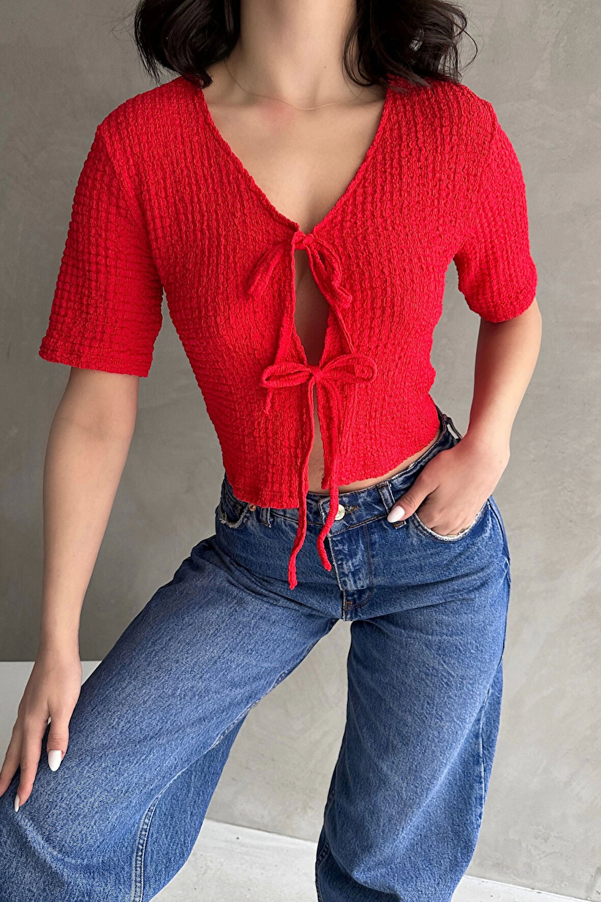 V Yaka Önü Bağlamalı Gofre Crop Bluz