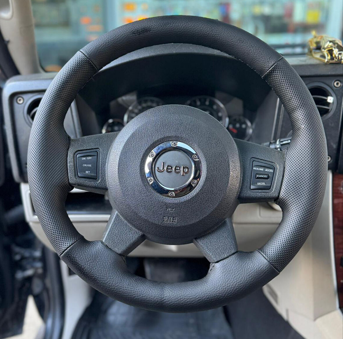 DİKİŞLİ DİREKSİYON KILIFI SİYAH / NOKTALI DERİ SİYAH DİKİŞLİ JEEP FOTODAKİ DİREKSİYON İÇİN