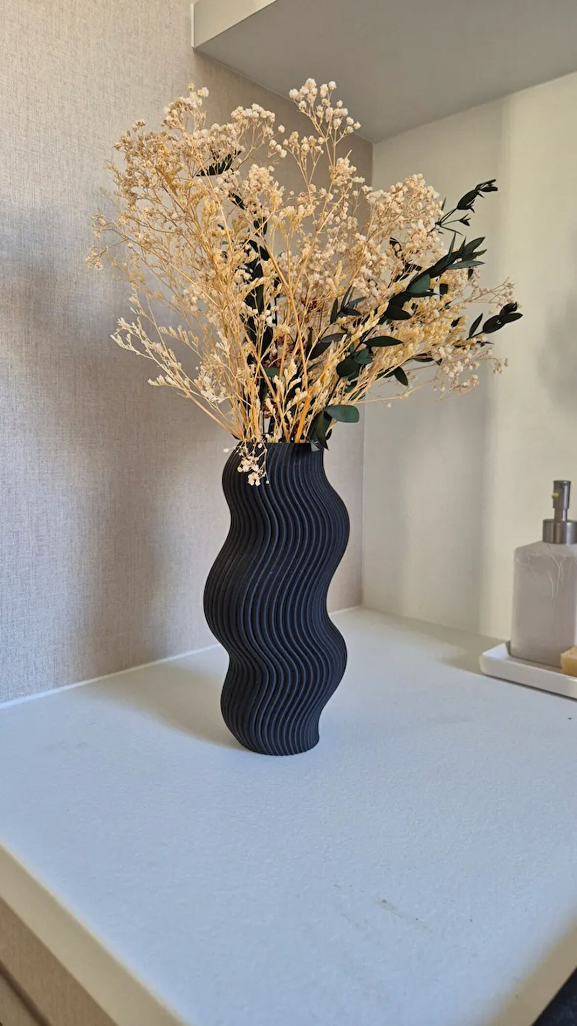 3D Baskı Dalgalı Tasarım Dekoratif Vazo – Modern Masa Üstü Dekor 18CM