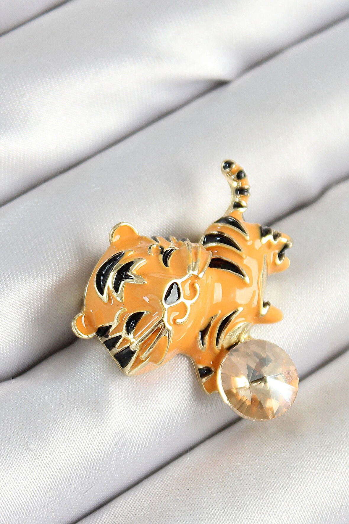 Dodes Zirkon Taşlı Siyah Çizgili Turuncu Kaplan Figürlü Gold Renk Kadın Broş TG27BR455