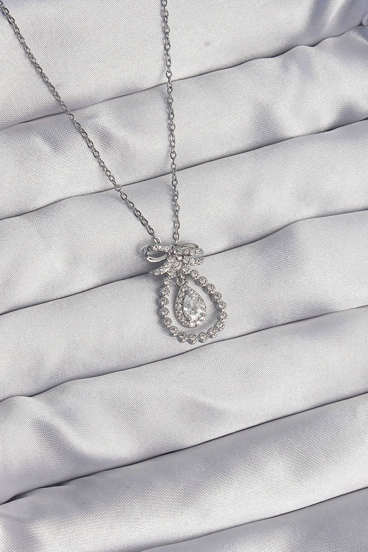 Dodes Dodes 316L Çelik Gümüş Renk Fiyonk Detaylı Zirkon Taşlı Damla Model Kolye TG27BKO8930