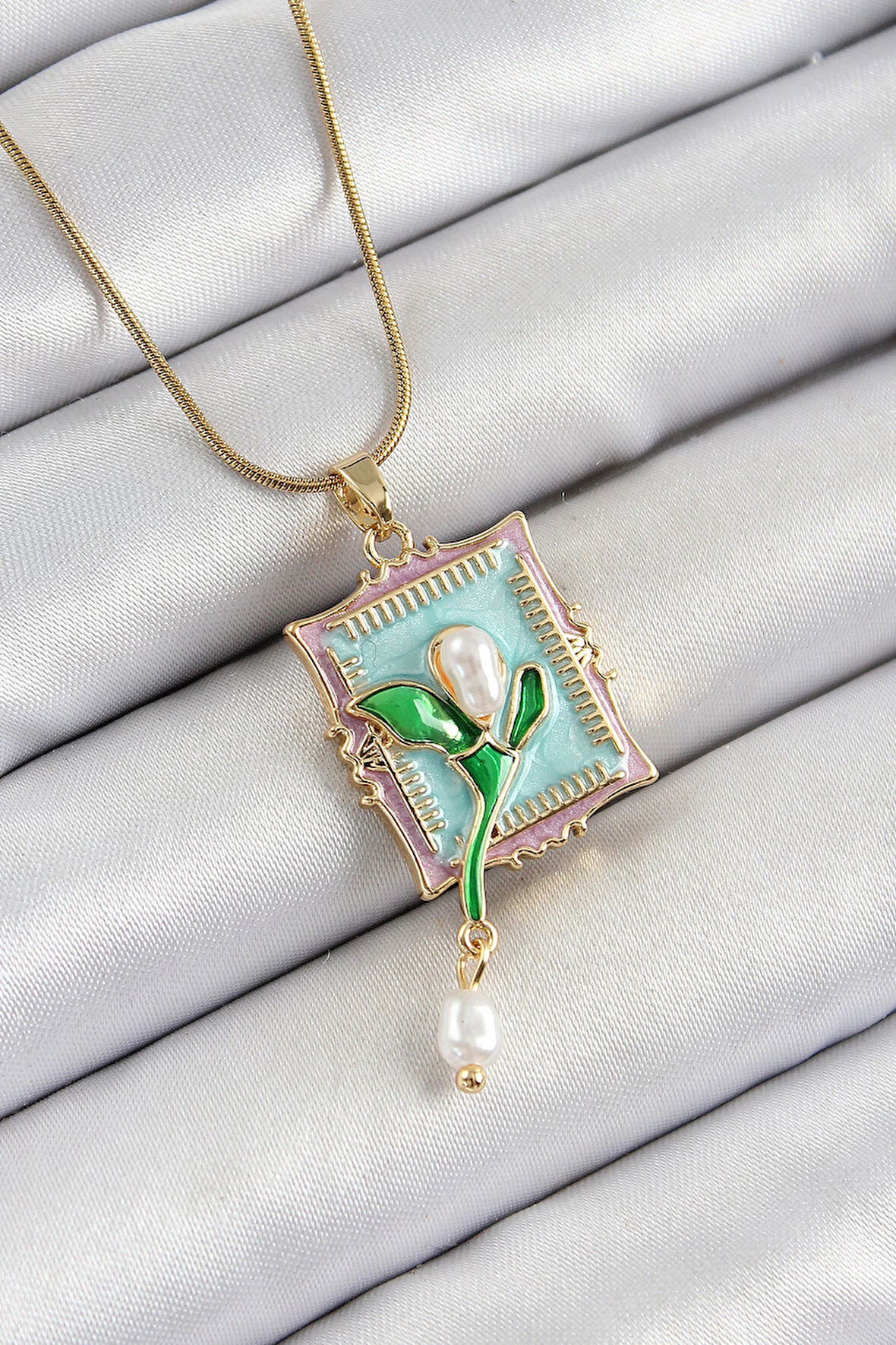 Dodes 316L Çelik Zincir Turkuaz Sanatsal Portre Sallantılı İnci Detaylı Lale Model Gold Renk Kadın Kolye TG27BKO10280