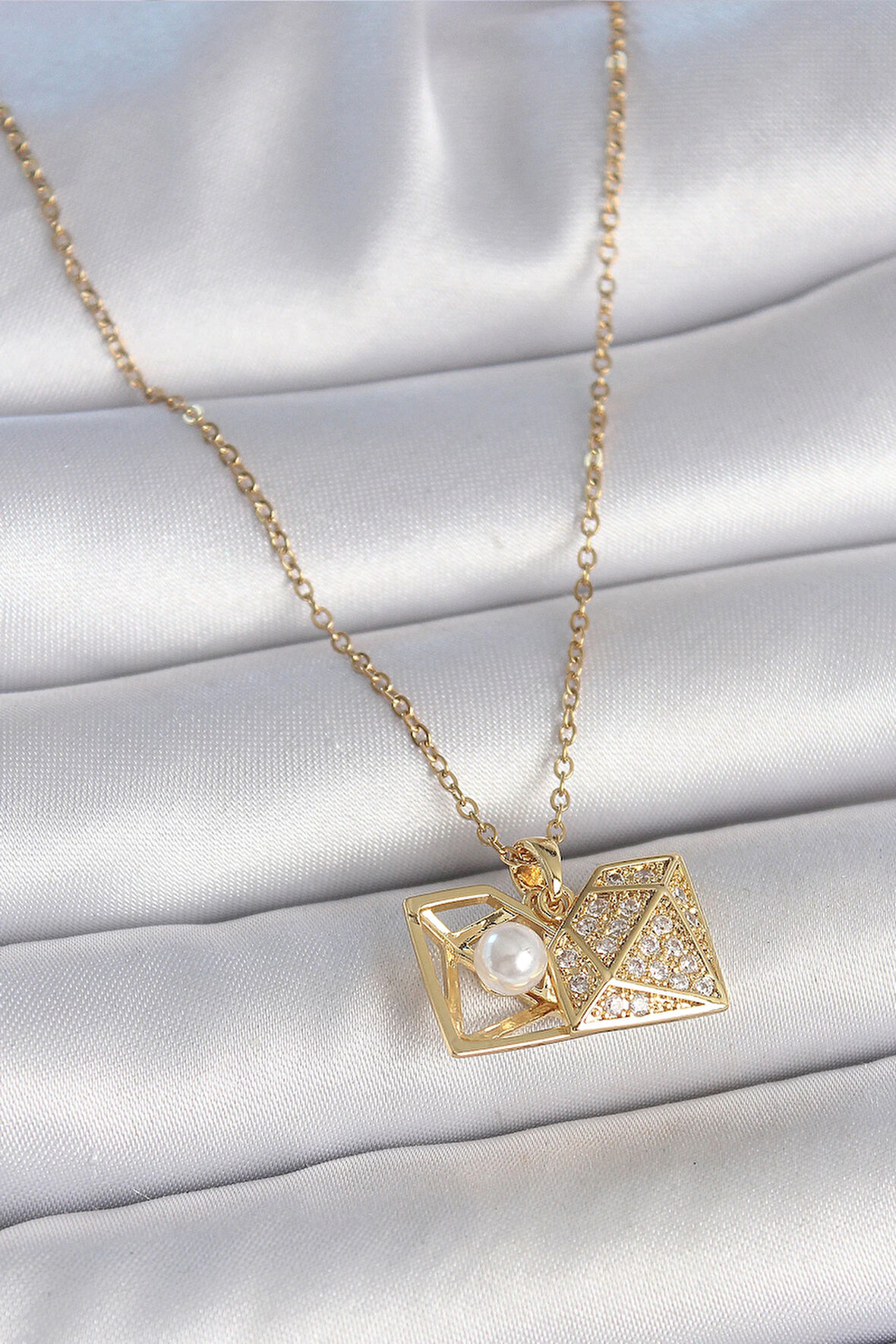 Dodes 316L Çelik Gold Renk Zincir Zirkon Taşlı Açılır İncili Elmas Model Kadın Kolye TG27BKO10049