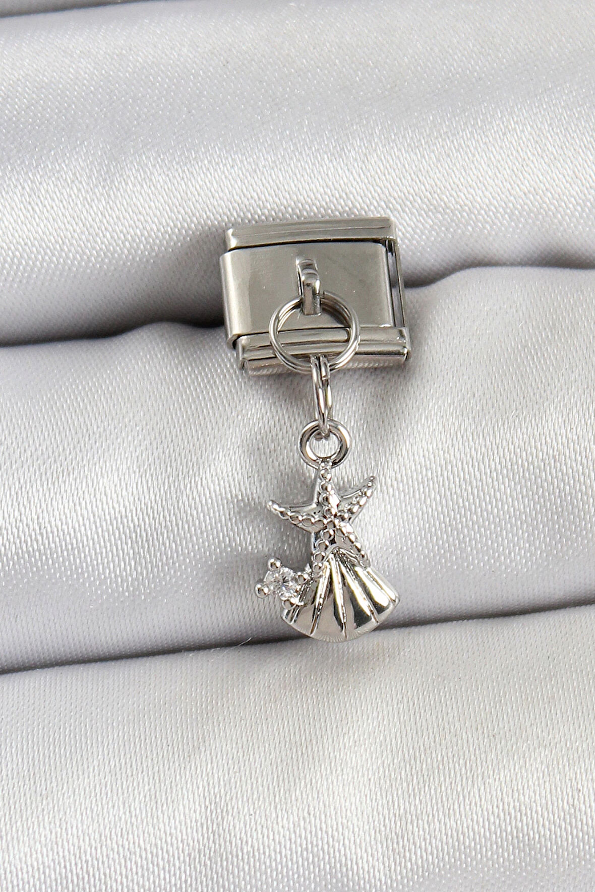 Dodes 316L Çelik Sallantılı Zirkon Taşlı Deniz Yıldızı Ve İstiridye Model Gümüş Renk Nomination Charm TG27BC1454