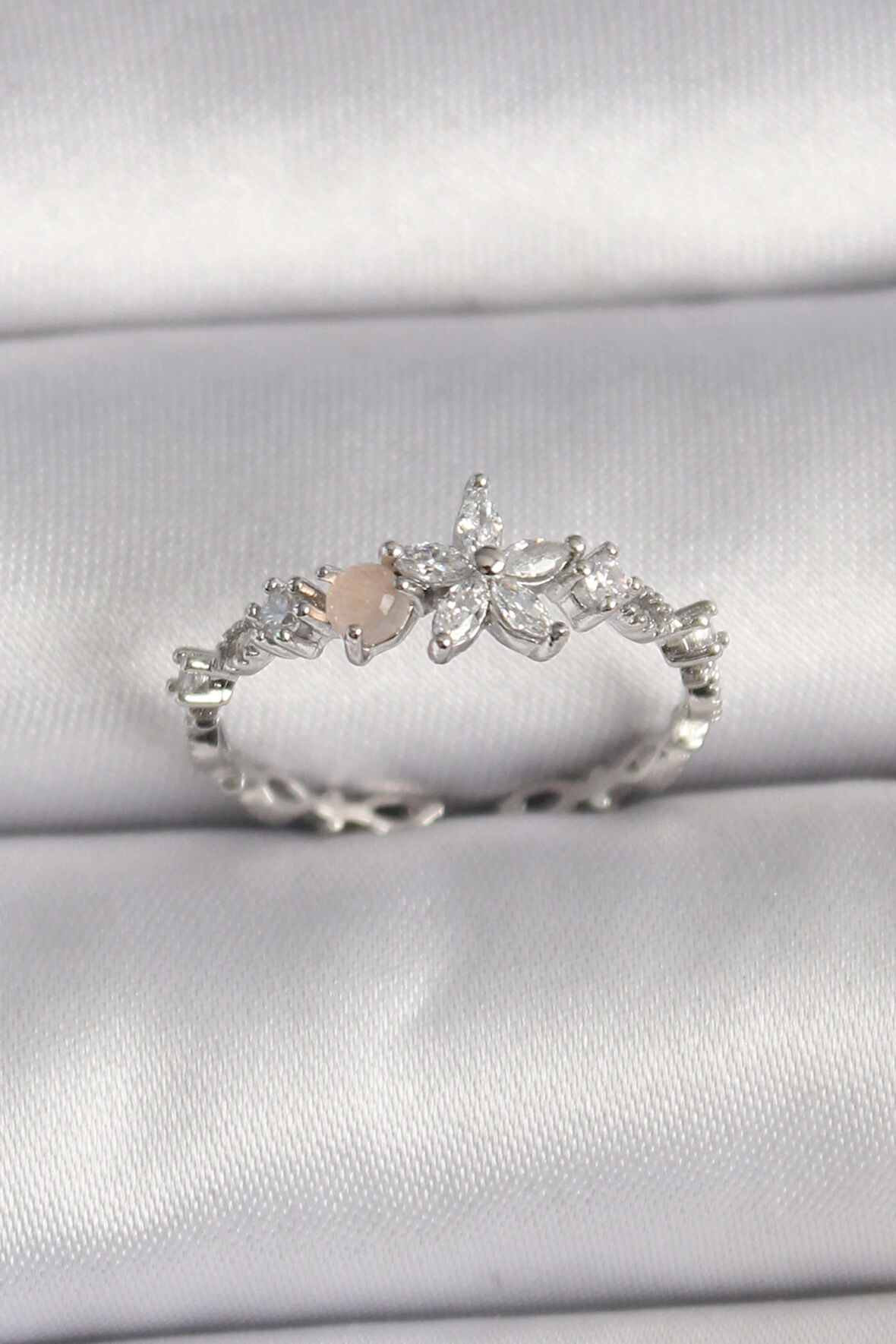 Dodes Pirinç Gümüş Renk Zirkon Taşlı Çiçek Model Ayarlanabilir Yüzük TG27BYK3564