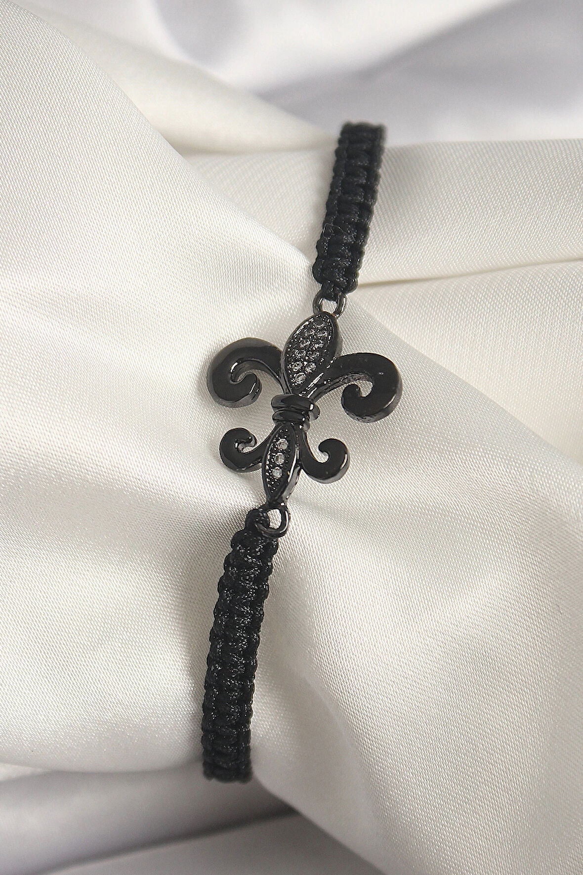 Dodes Pirinç Siyah Renk Zirkon Taş İşlemeli Zambak Figür Asansörlü Makrome Model Kadın Bileklik TG27BB6805