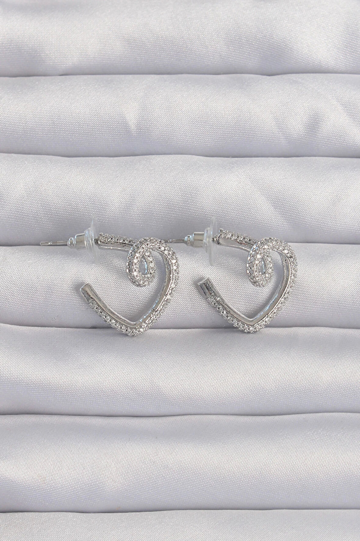 Dodes Pirinç Gümüş Renk Zirkon Taşlı Kıvrımlı Yarım Kalp Küpe TG27BKP9278