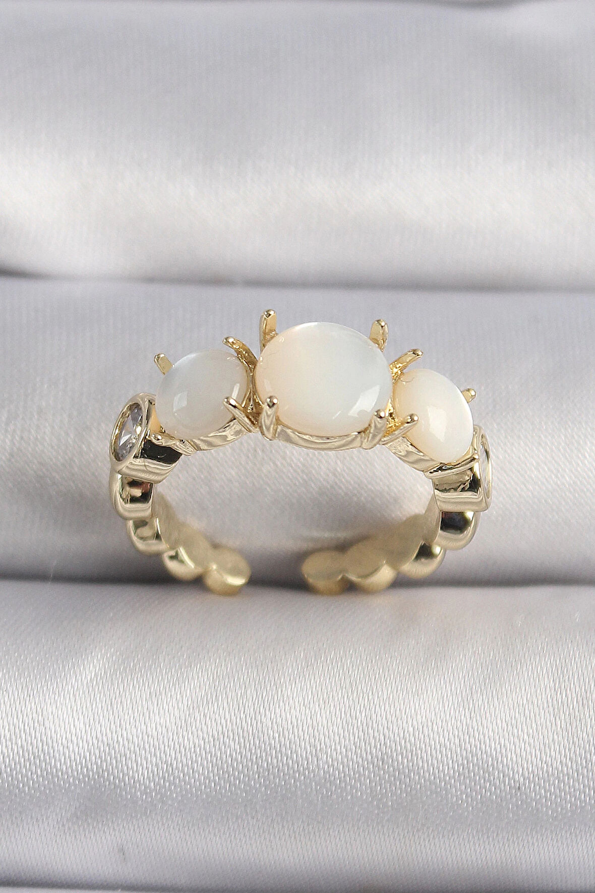 Dodes Pirinç Gold Renk Zirkon Taş Detaylı Beyaz Sedefli VIP Seri Kadın Yüzük TG27BYK3504