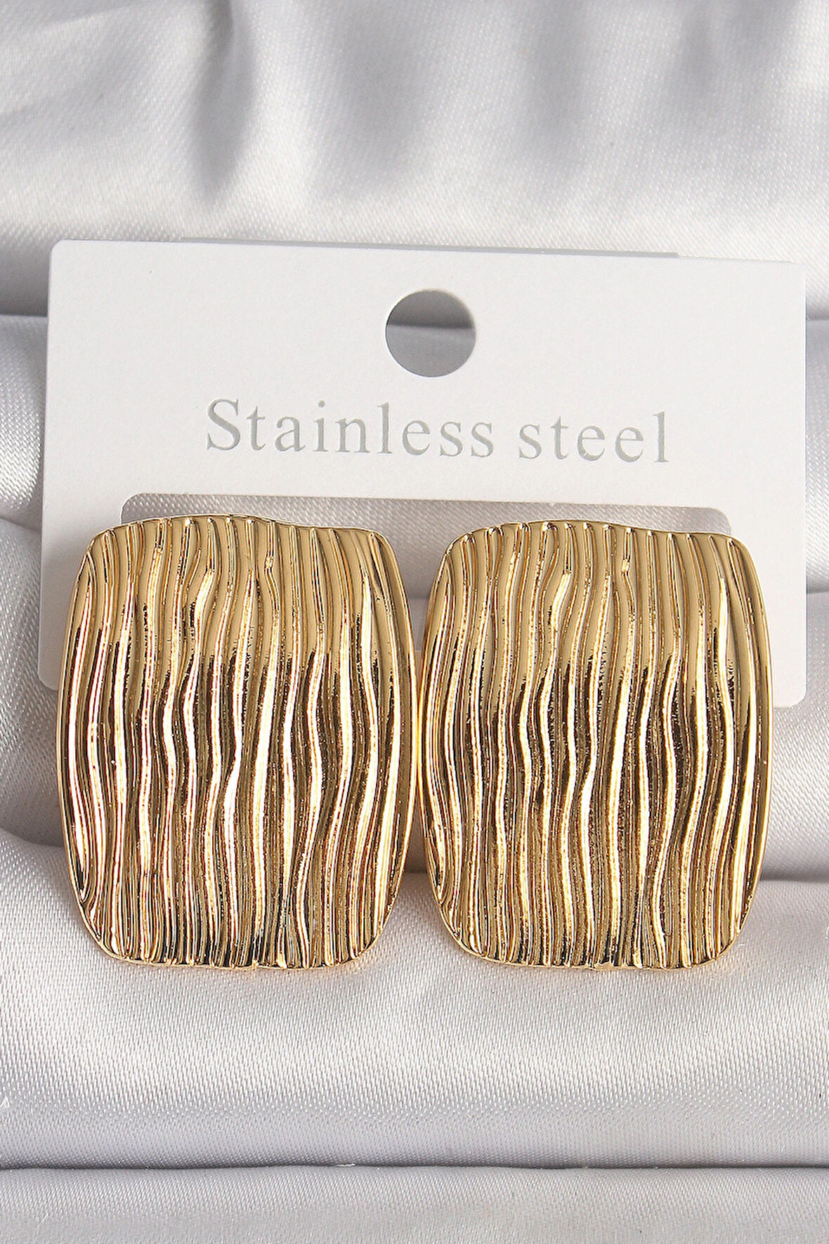 Dodes Dodes Pirinç Gold Renk İşlemeli Kare Plaka Model Kadın Küpe TG27BKP10145