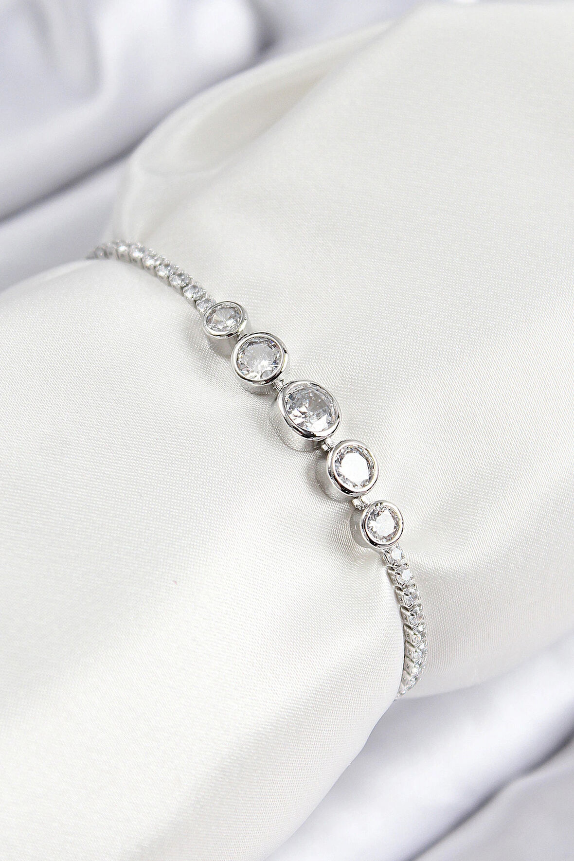 Dodes Dodes Pirinç Zirkon Taşlı Sıralı Daire Model Gümüş Renk Asansörlü Kadın Bileklik TG27BB7718