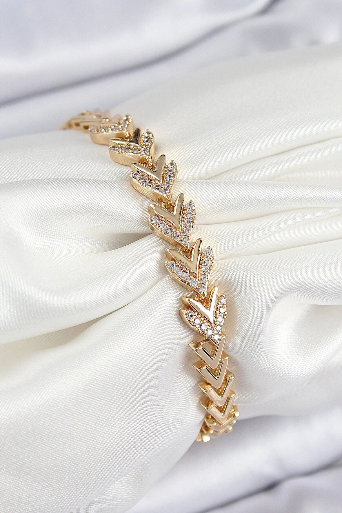 Dodes Pirinç Zirkon Taşlı Sıralı Ok Model Gold Renk Kadın Bileklik TG27BB7559