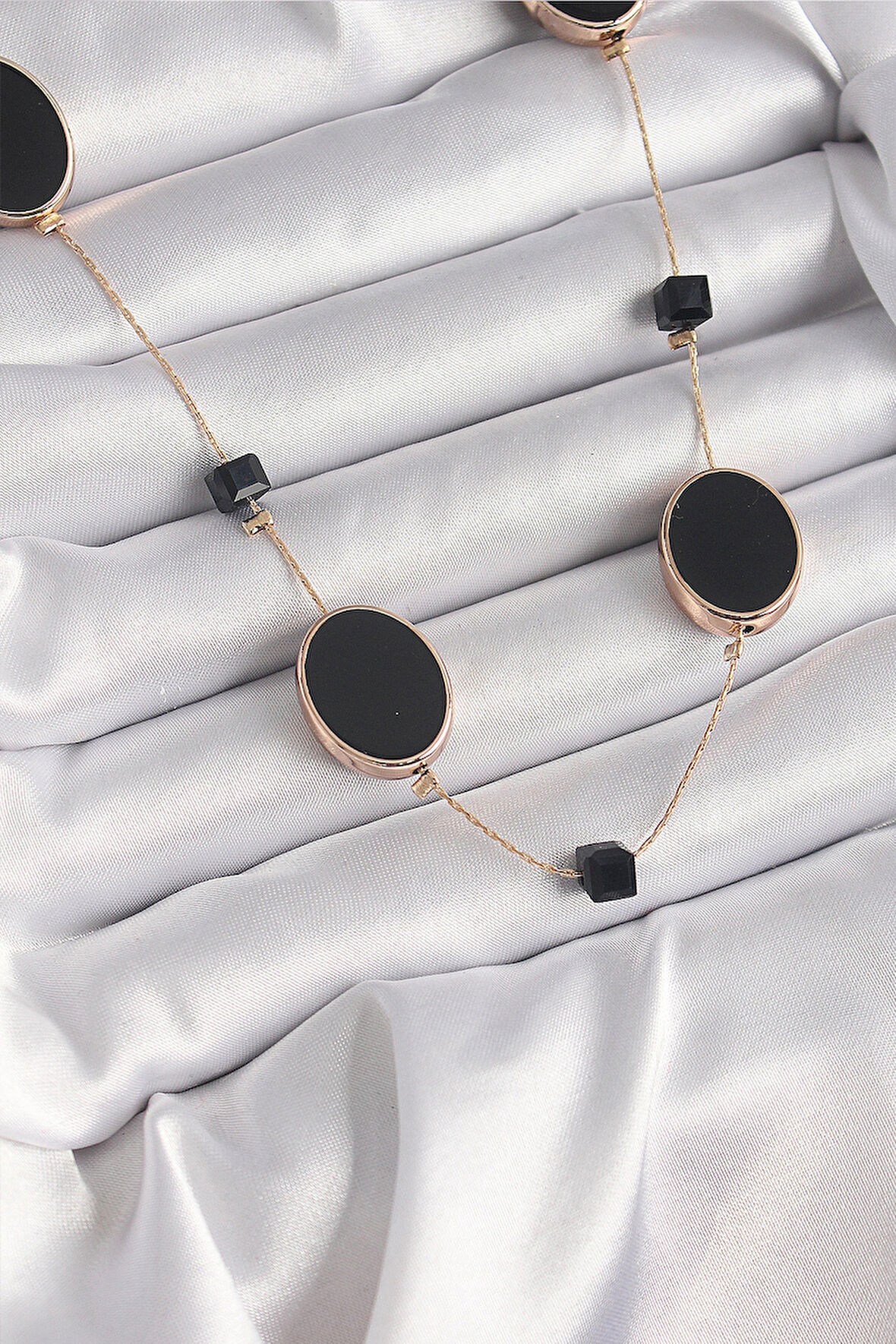 Dodes Dodes Pirinç Gold Renk Siyah Renk Oval Siyah Küp Detay Kadın Kolye TG27BKO9625