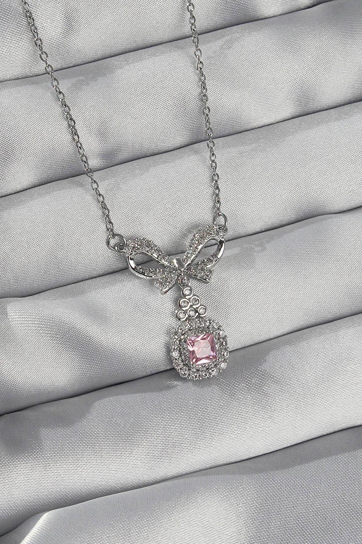 Dodes 316L Çelik Gümüş Renk Fiyonk Detay Pembe Zirkon Taşlı Tektaş Kolye TG27BKO8923