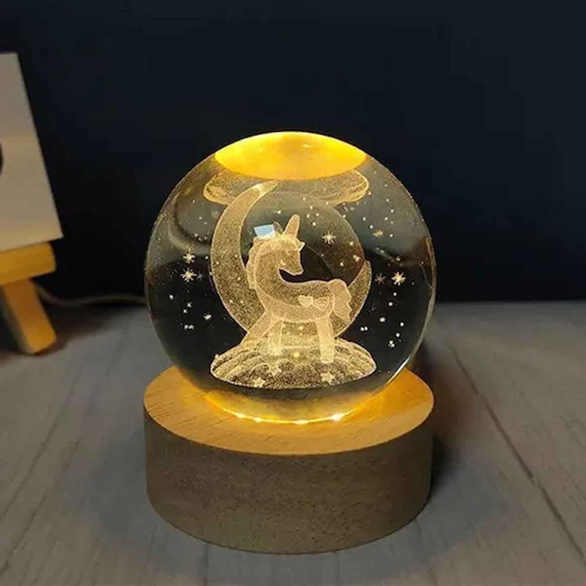 Dodes Unicorn Ay Figürlü Işıklı Ahşap Altlıklı Kar Küresi (8 cm)