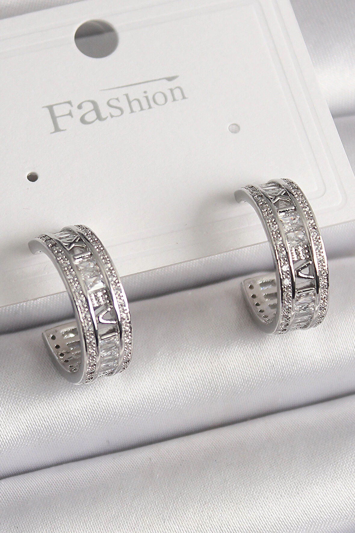 Dodes Pirinç Gümüş Renk Zirkon Taşlı İşleme Detay Halka Model Kadın Küpe TG27BKP9914