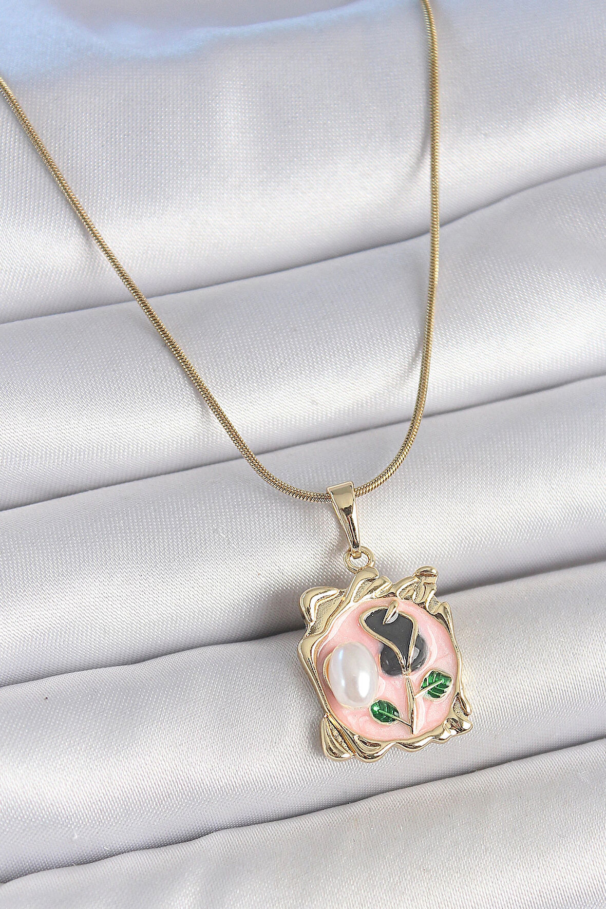 Dodes 316L Çelik Gold Renk Zincir Pembe Mineli Çiçek İşlemli İnci Detay Portre Model Kadın Kolye TG27BKO10185