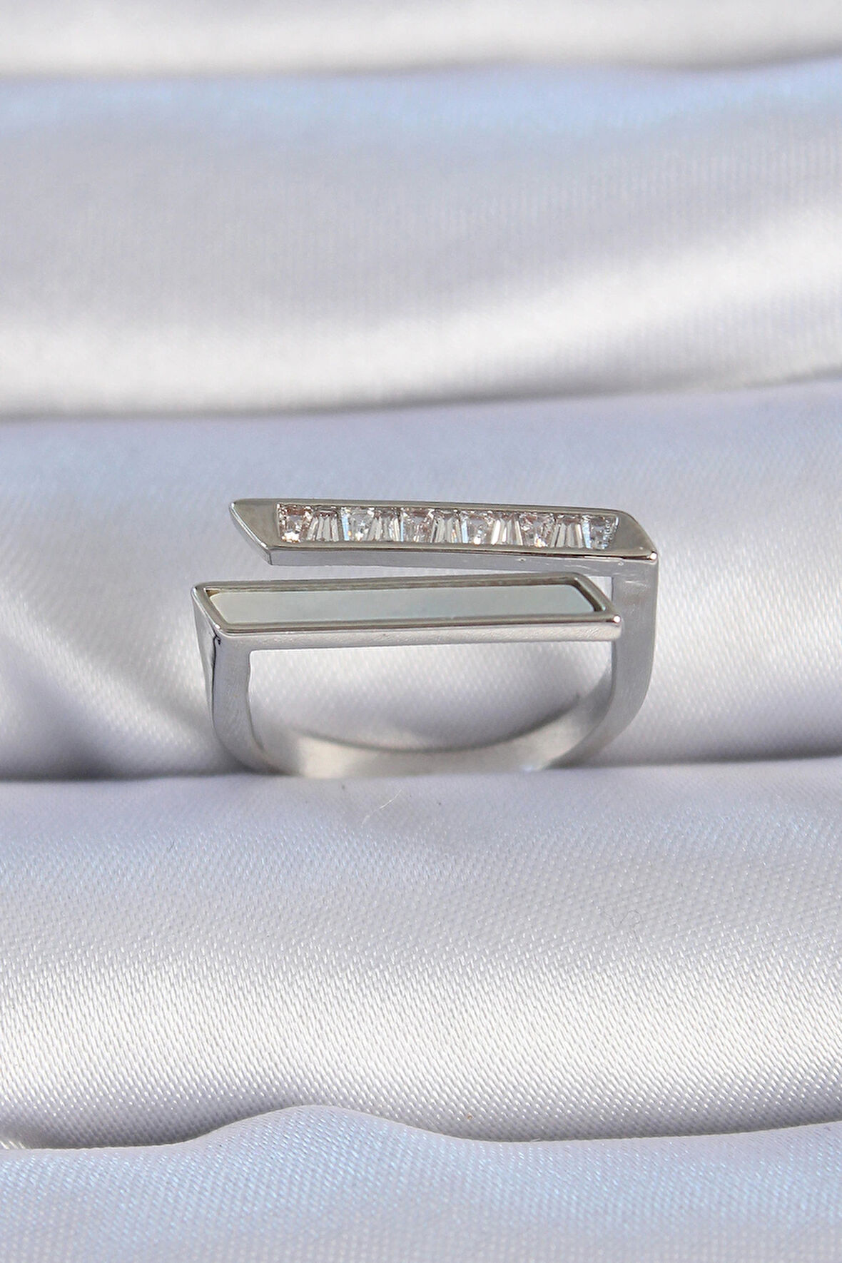 Dodes Dodes Pirinç Gümüş Renk Zirkon Taşlı Beyaz Sedef Detay Kadın Yüzük TG27BYK3349