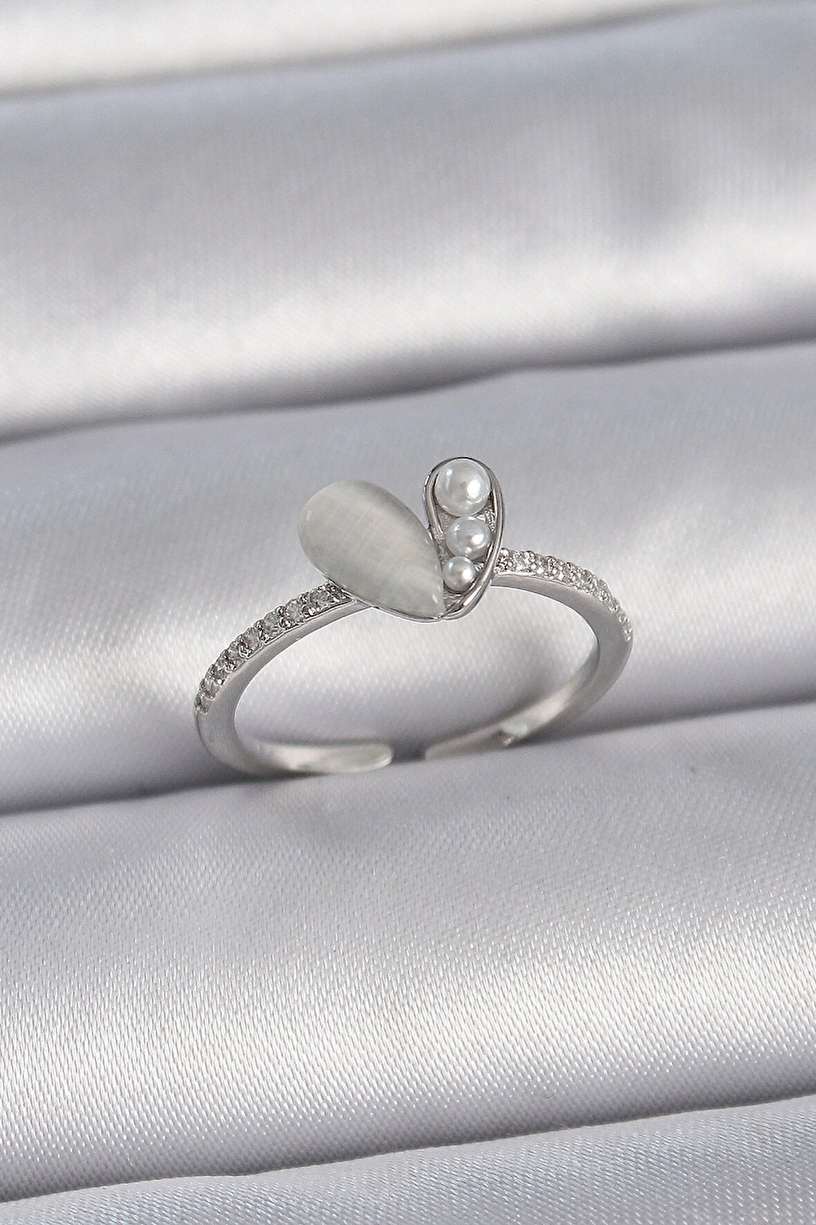 Dodes Pirinç Gümüş Renk Ayarlanabilir Zirkon Taşlı İncili Beyaz Mineli Kalp Model Kadın Yüzük TG27BYK3377