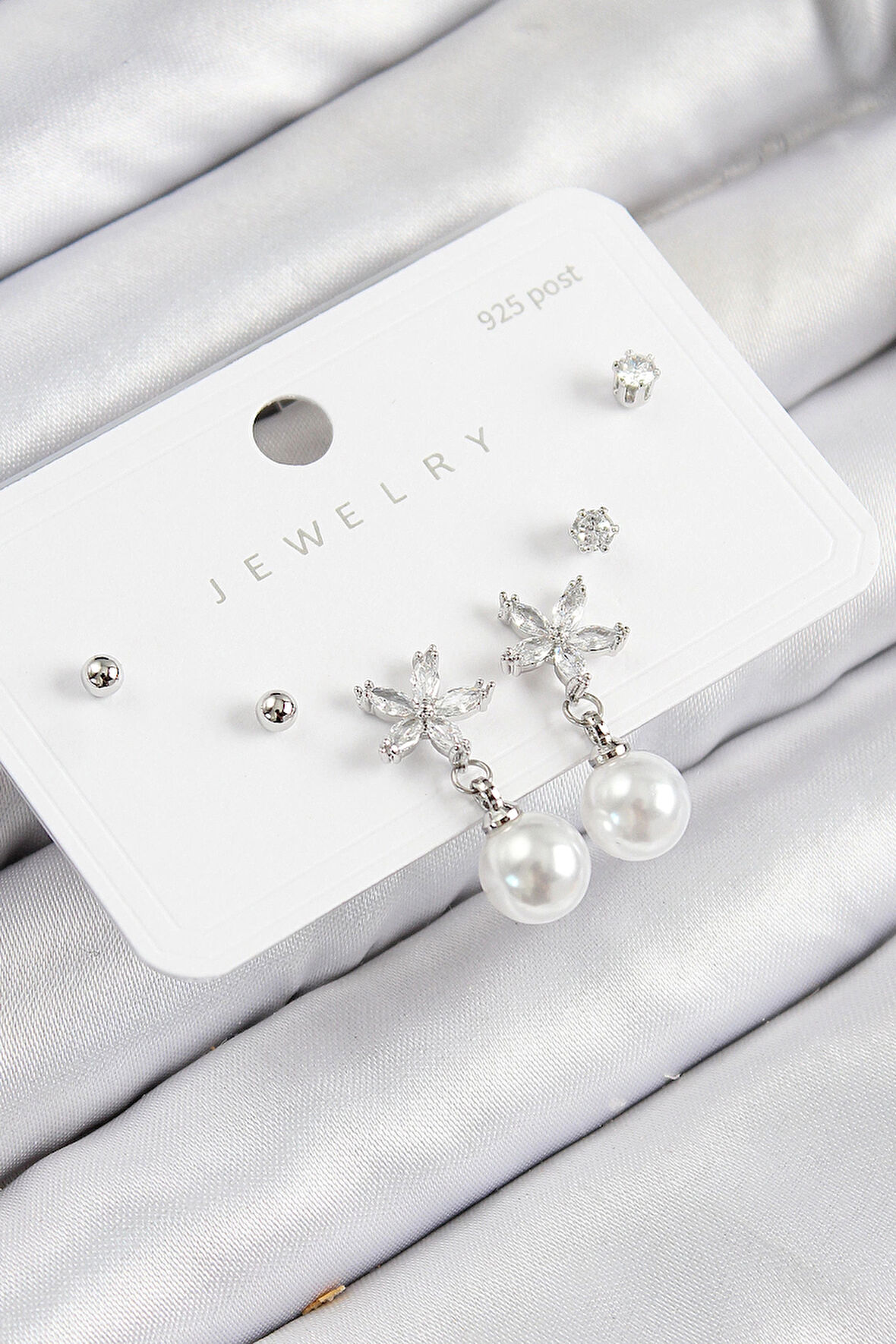 Dodes Pirinç Zirkon Taşlı İnci Sallantılı Çiçek Model Gümüş Renk 925 Ayar Gümüş Çivi Kadın Küpe Set TG27BKP11176