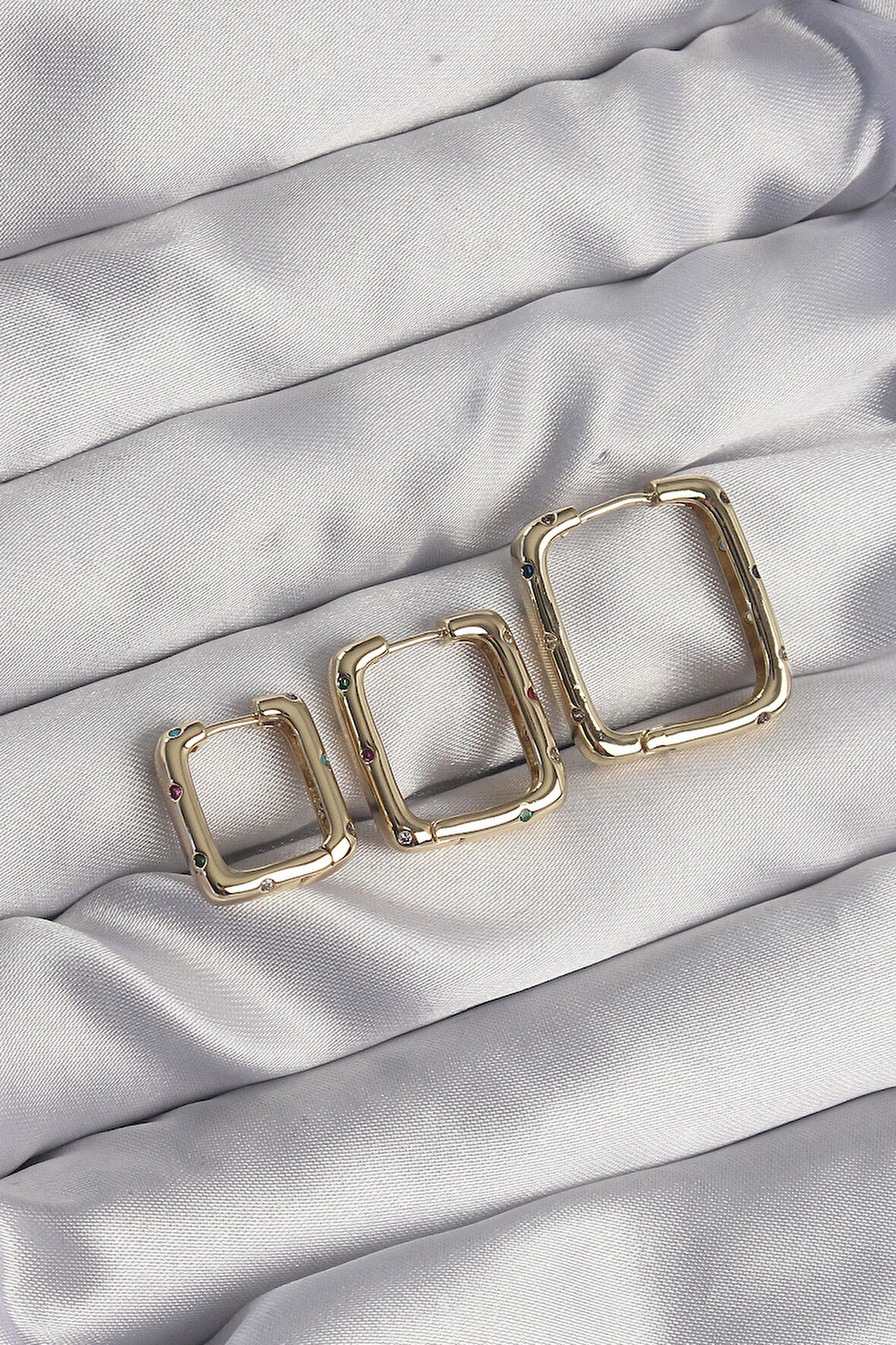 Dodes Dodes Pirinç Gold Renk Renkli Zirkon Taşlı Kare Model Küpe Seti TG27BKP9116