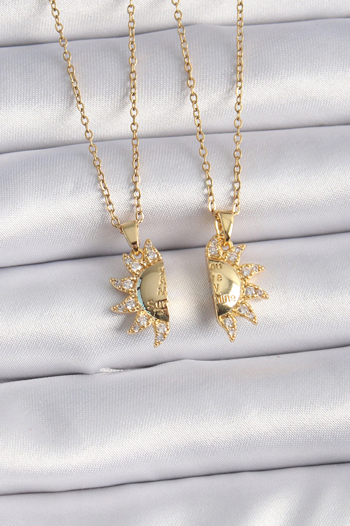 Dodes Dodes 316L Çelik Gold Renk Zirkon Taşlı Güneş Model İşleme Yazı Detay Arkadaş Kolyesi TG27BKO9288