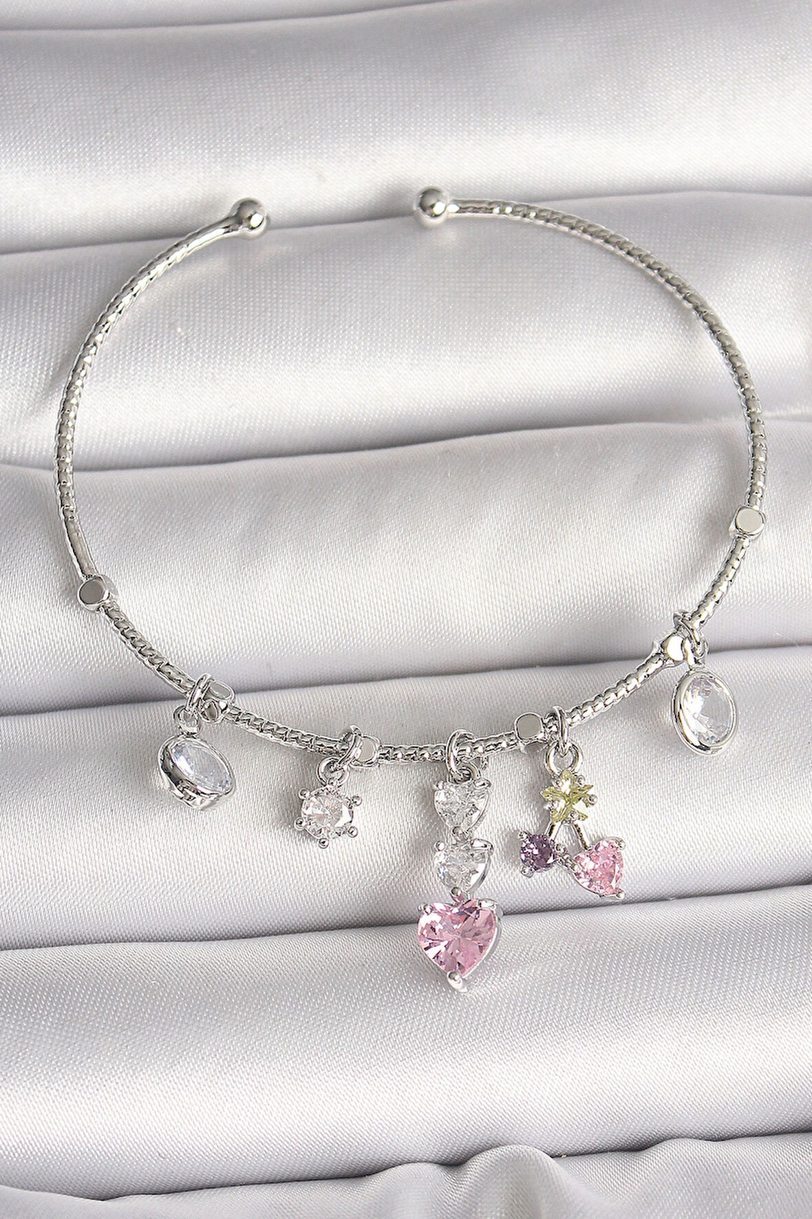 Dodes Pirinç Gümüş Renk Sallantı Zirkon Taşlı Kalp Figür Charm Kadın Bileklik TG27BB6910