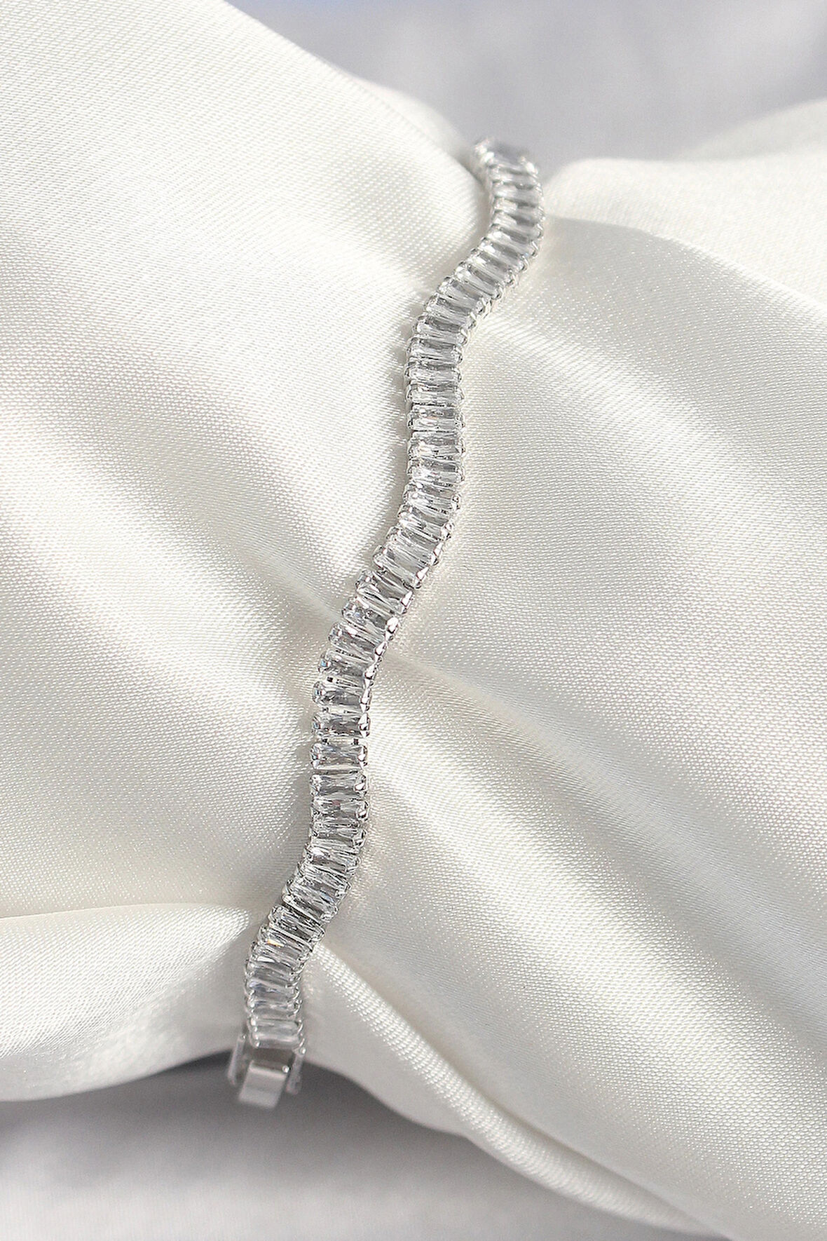 Dodes Pirinç Gümüş Renk Su Yolu Zirkon Taşlı Model Kadın Bileklik TG27BB6925