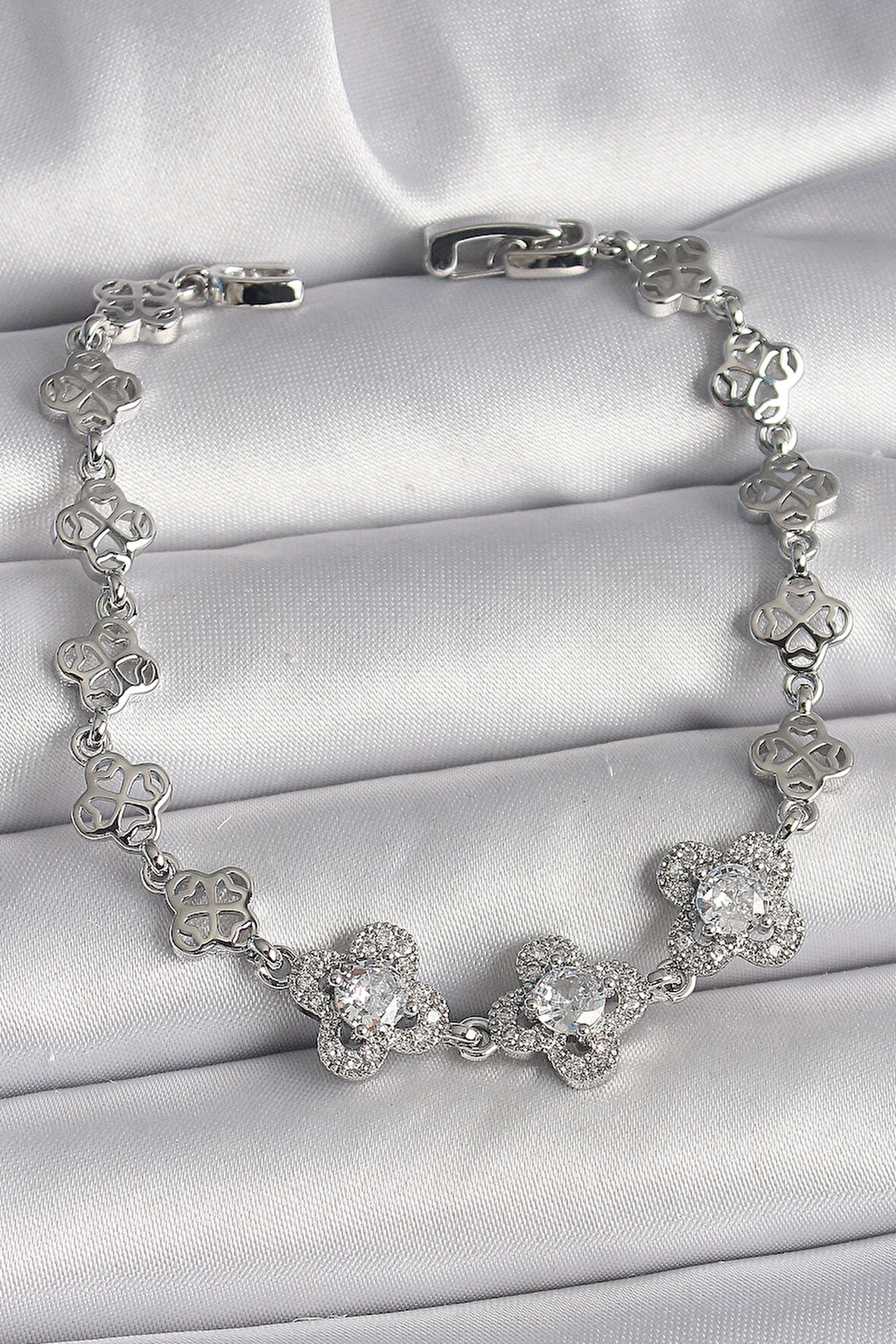 Dodes Dodes Pirinç Gümüş Renk Zirkon Taşlı Yonca Model Kadın Bileklik TG27BB6845