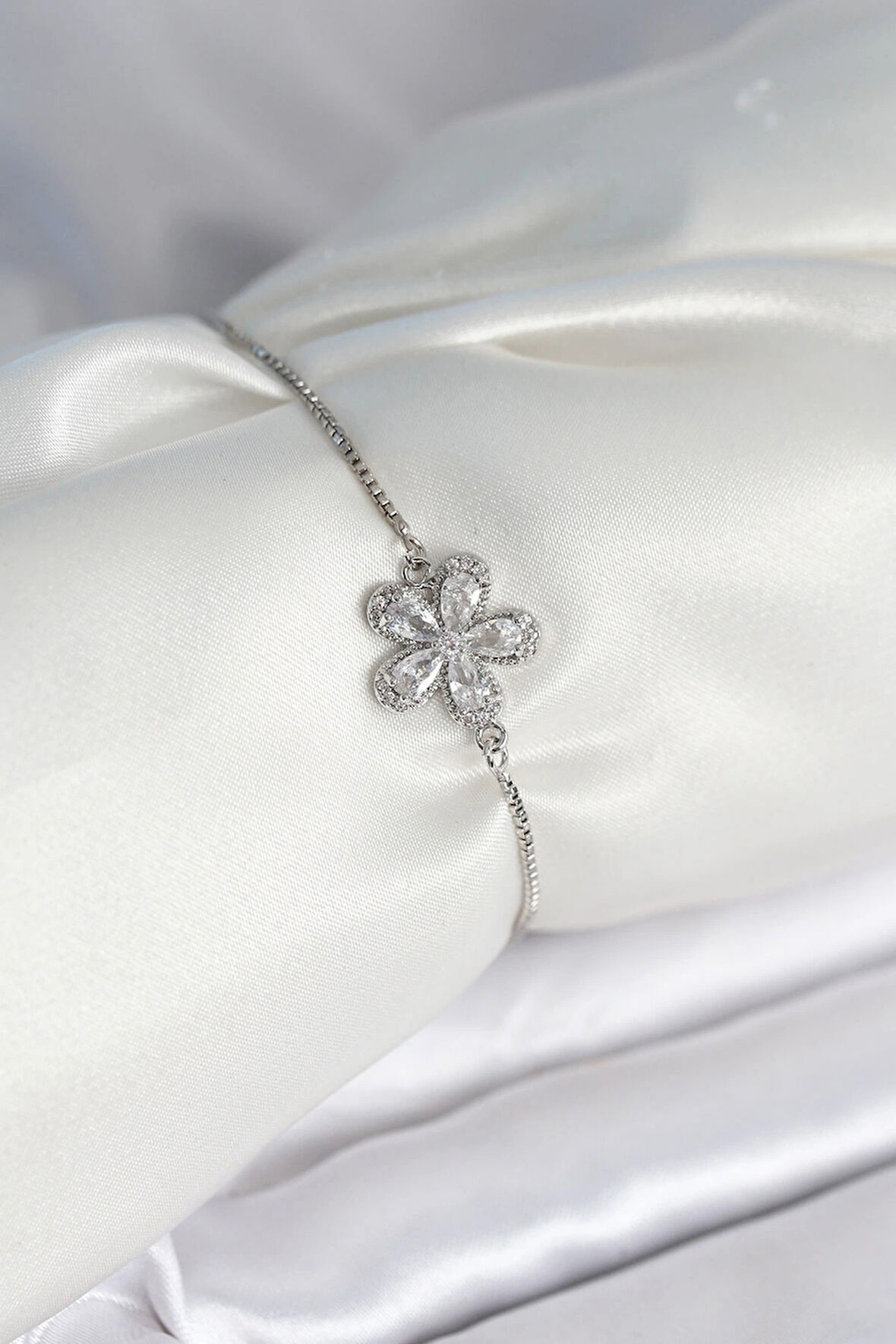 Dodes Dodes Çiçek Model Asansörlü Gümüş Renk Kadın Bileklik TG27BB8012