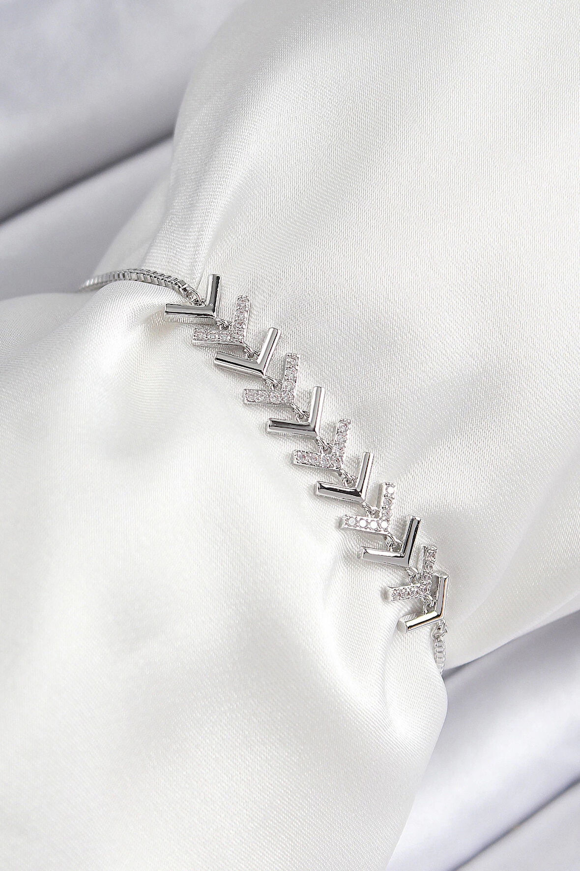 Dodes Pirinç Zirkon Taşlı Sıralı Ok Model Gümüş Renk Asansörlü Kadın Bileklik TG27BB7456