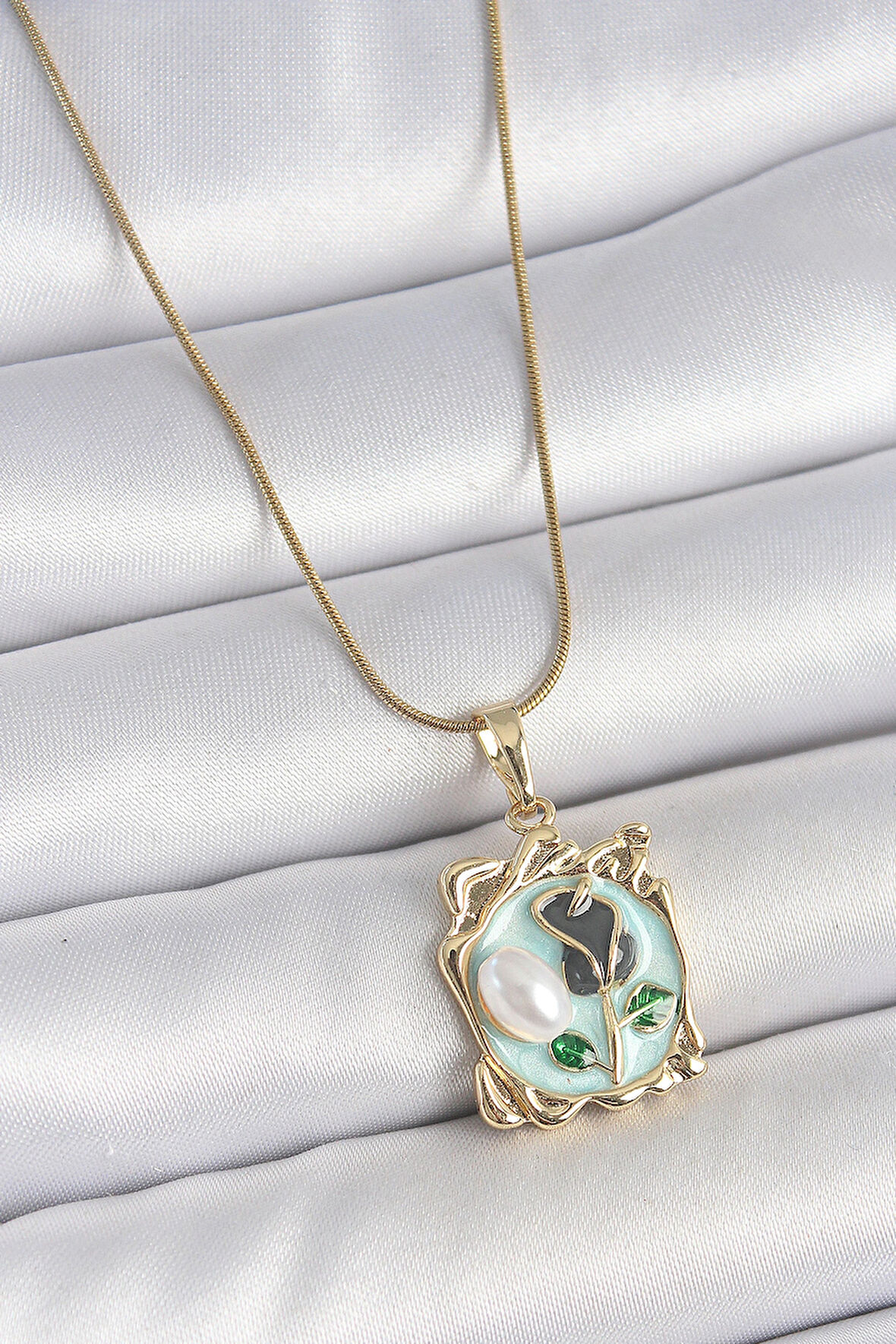 Dodes Dodes 316L Çelik Gold Renk Zincir Mavi Mineli Çiçek İşlemeli İnci Detay Portre Model Kadın Kolye TG27BKO10186