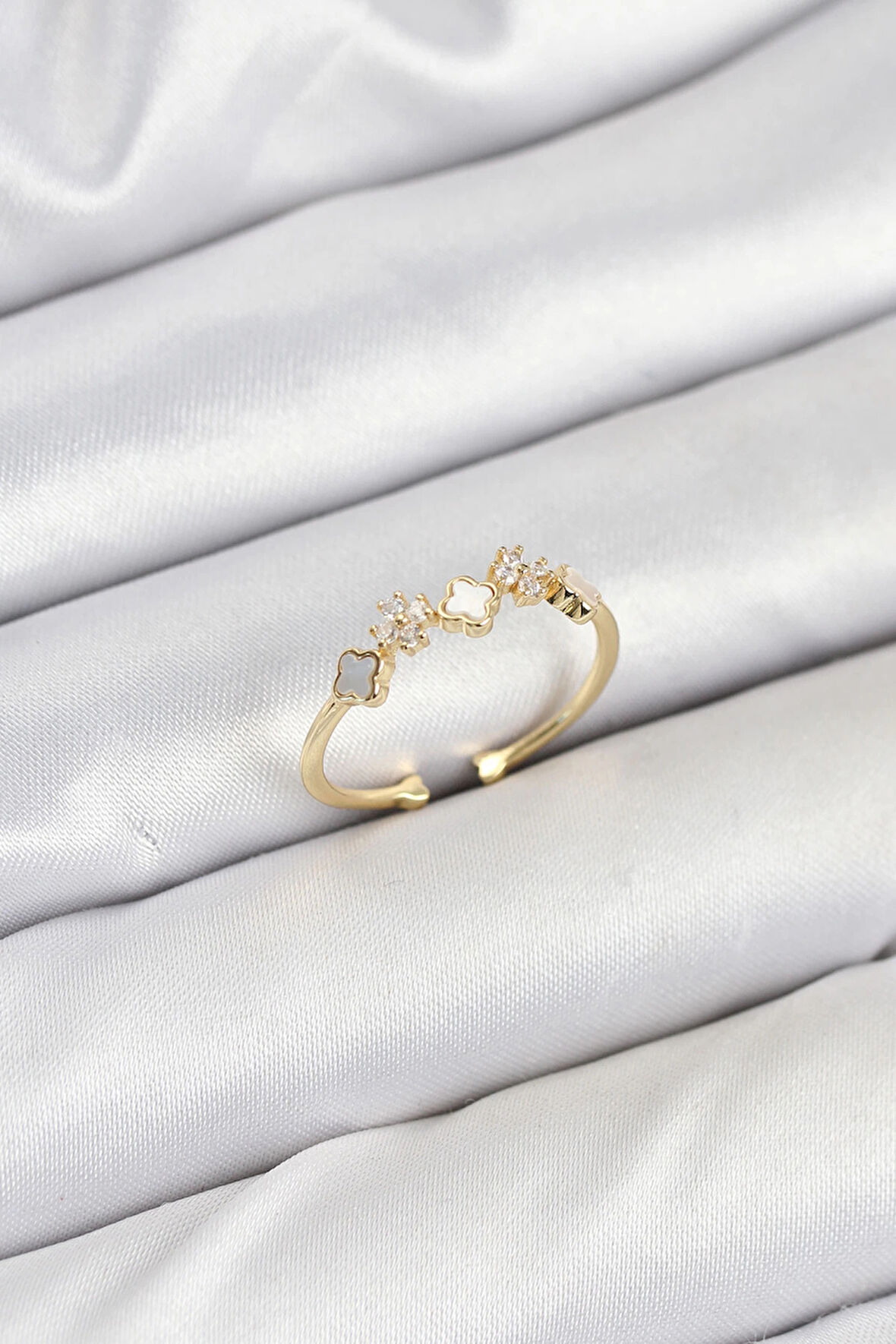 Dodes Pirinç Gold Renk Minimal Yonca Detaylı Kadın Yüzük TG27BYK3842