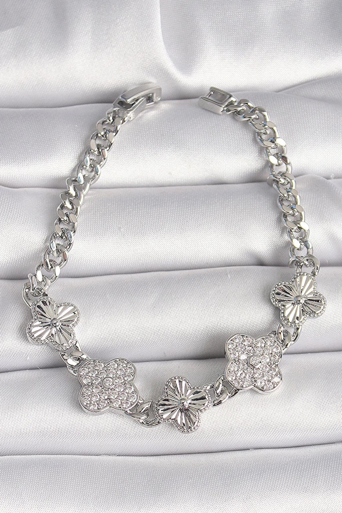 Dodes Pirinç Gümüş Renk Zincir Yonca Model Kadın Bileklik TG27BB6837