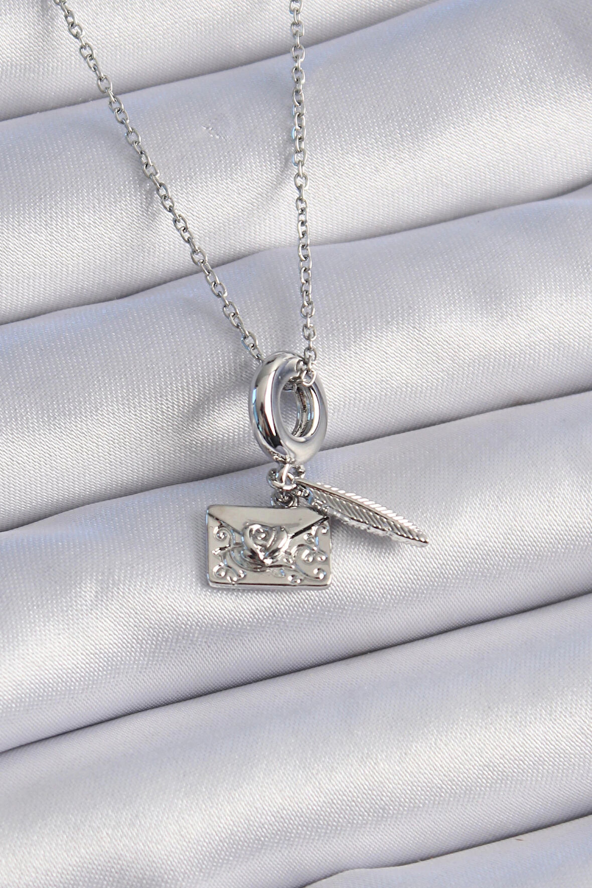 Dodes 316L Çelik Gümüş Renk Kalp Detay Mektup Figür Charm Model Kadın Kolye TG27BKO9313