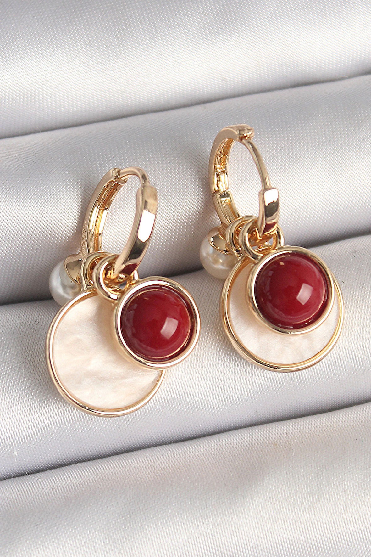 Dodes Dodes Pirinç Gold Renk Sallantı Beyaz Mineli Bordo Detay Kadın Küpe TG27BKP10362