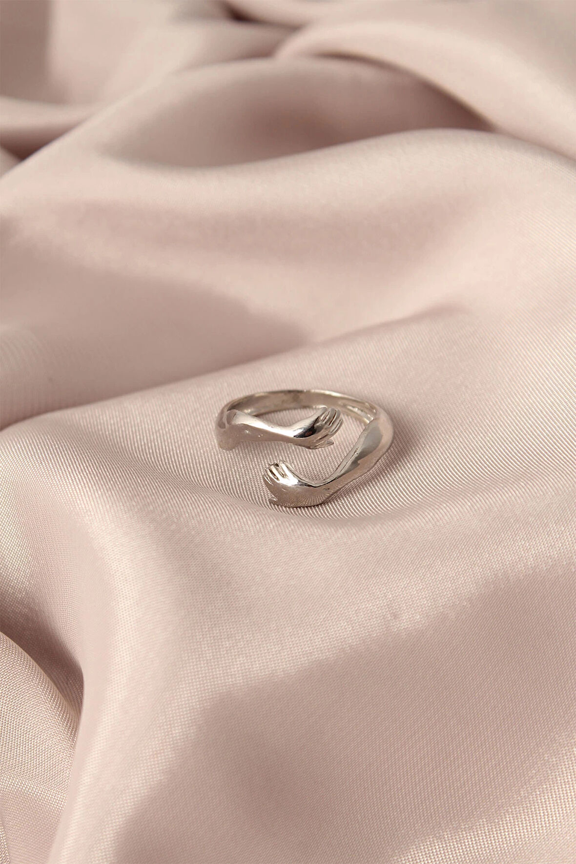 Dodes Ayarlamalı Gümüş Renk Metal Sarılan Eller Model Kadın Yüzük TG27BYK2135