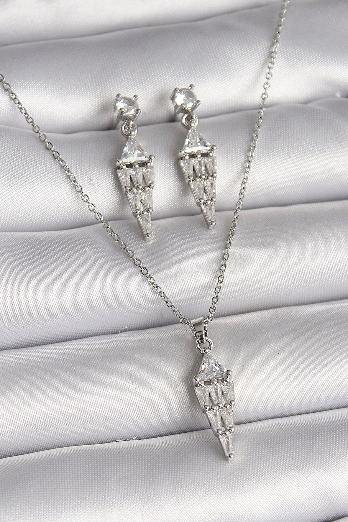 Dodes 316L Çelik Gümüş Renk Zincir Sallantı Zirkon Taş Model Kadın Kolye Küpe Seti TG27BKO9841