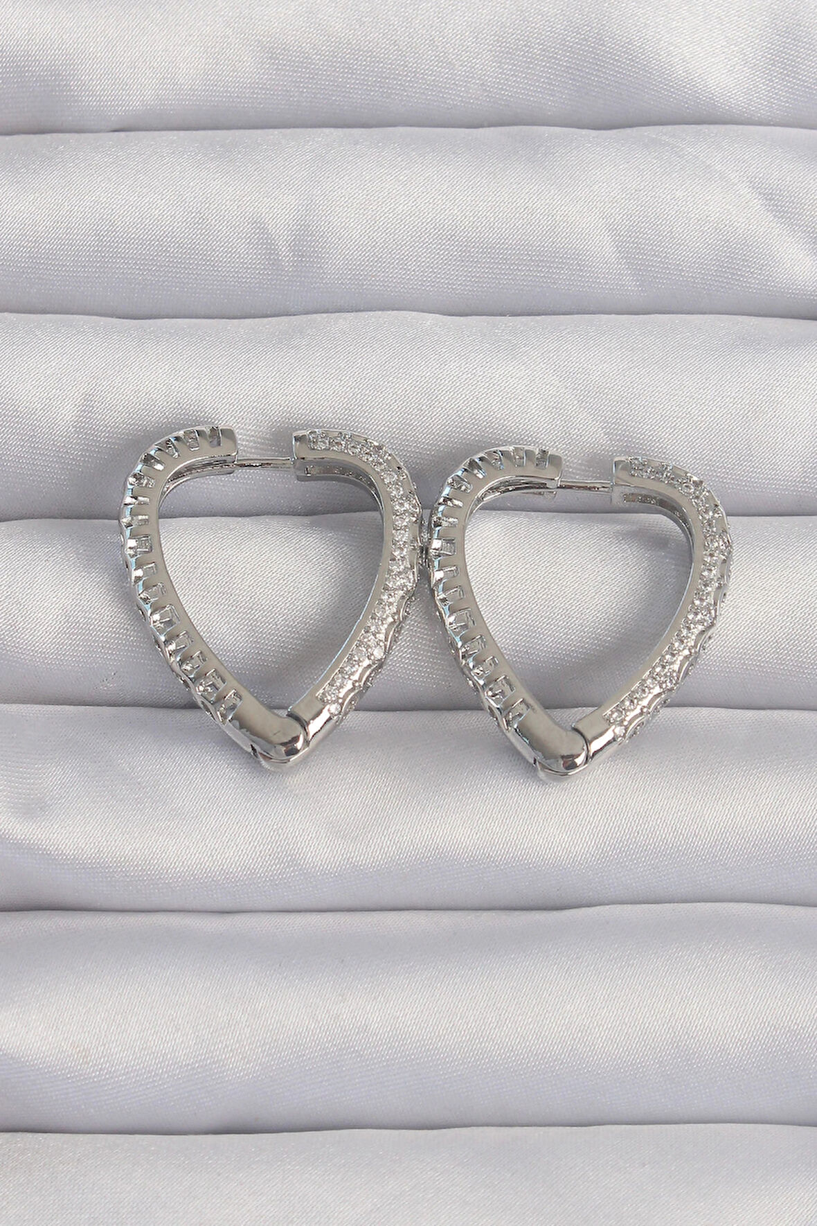 Dodes Dodes Pirinç Gümüş Renk Zirkon Taşlı Motifli Kalp Küpe TG27BKP9284