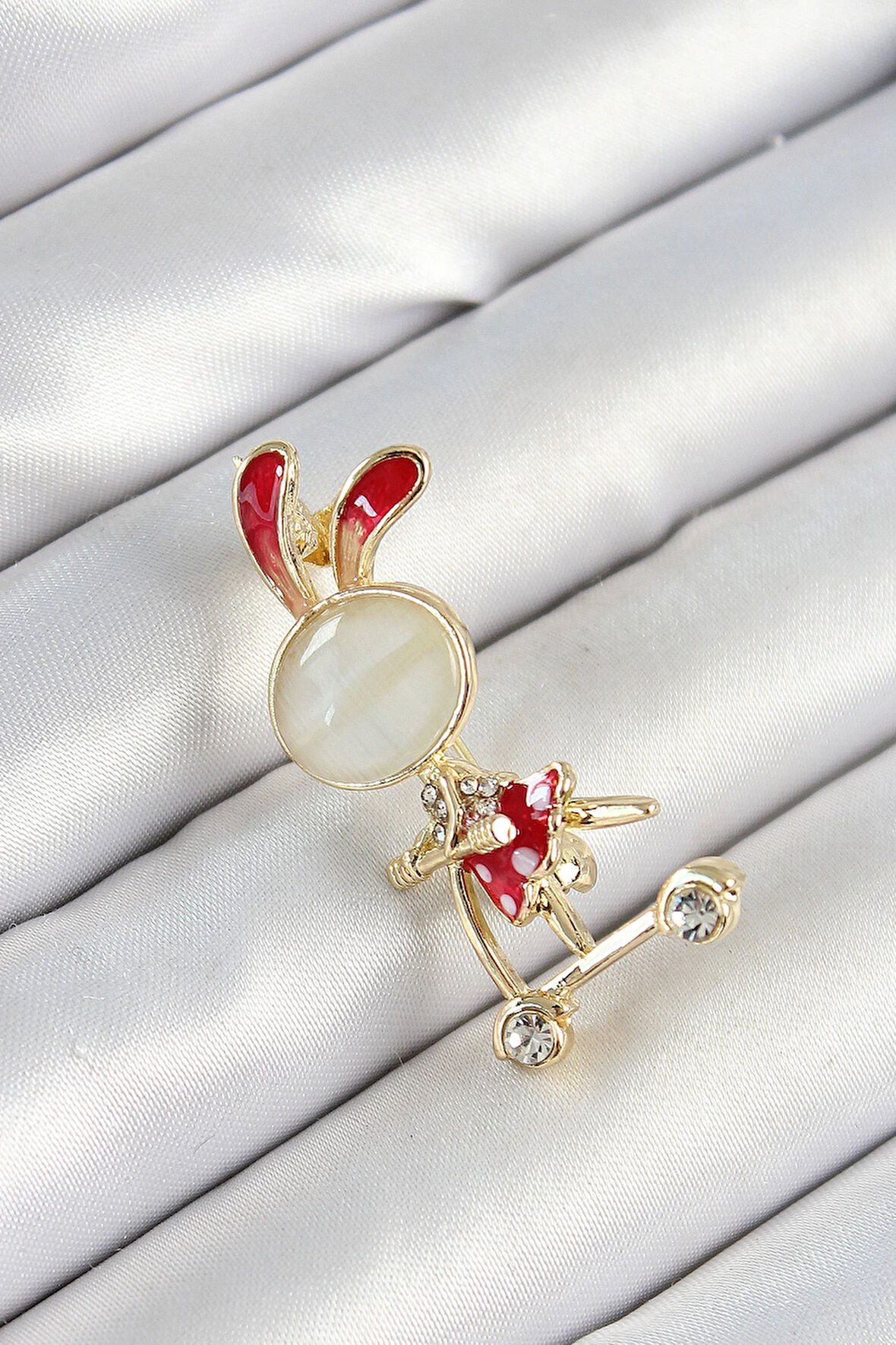 Dodes Zirkon Taş Detaylı Kırmızı 3D Scooter Süren Tavşan Kız Figürlü Gold Renk Kadın Broş TG27BR443