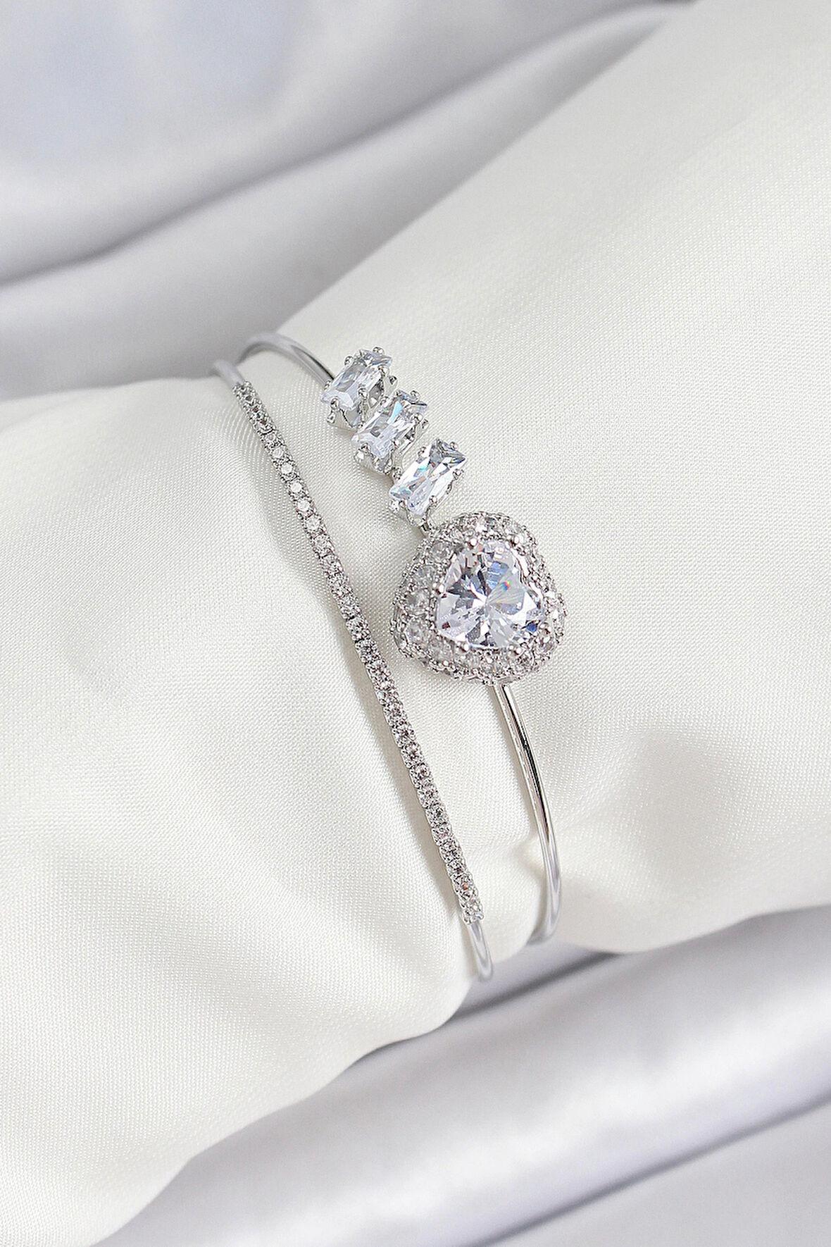 Dodes Pirinç Gümüş Renk Kalpli Zirkon Taşlı Kadın Bileklik TG27BB7065