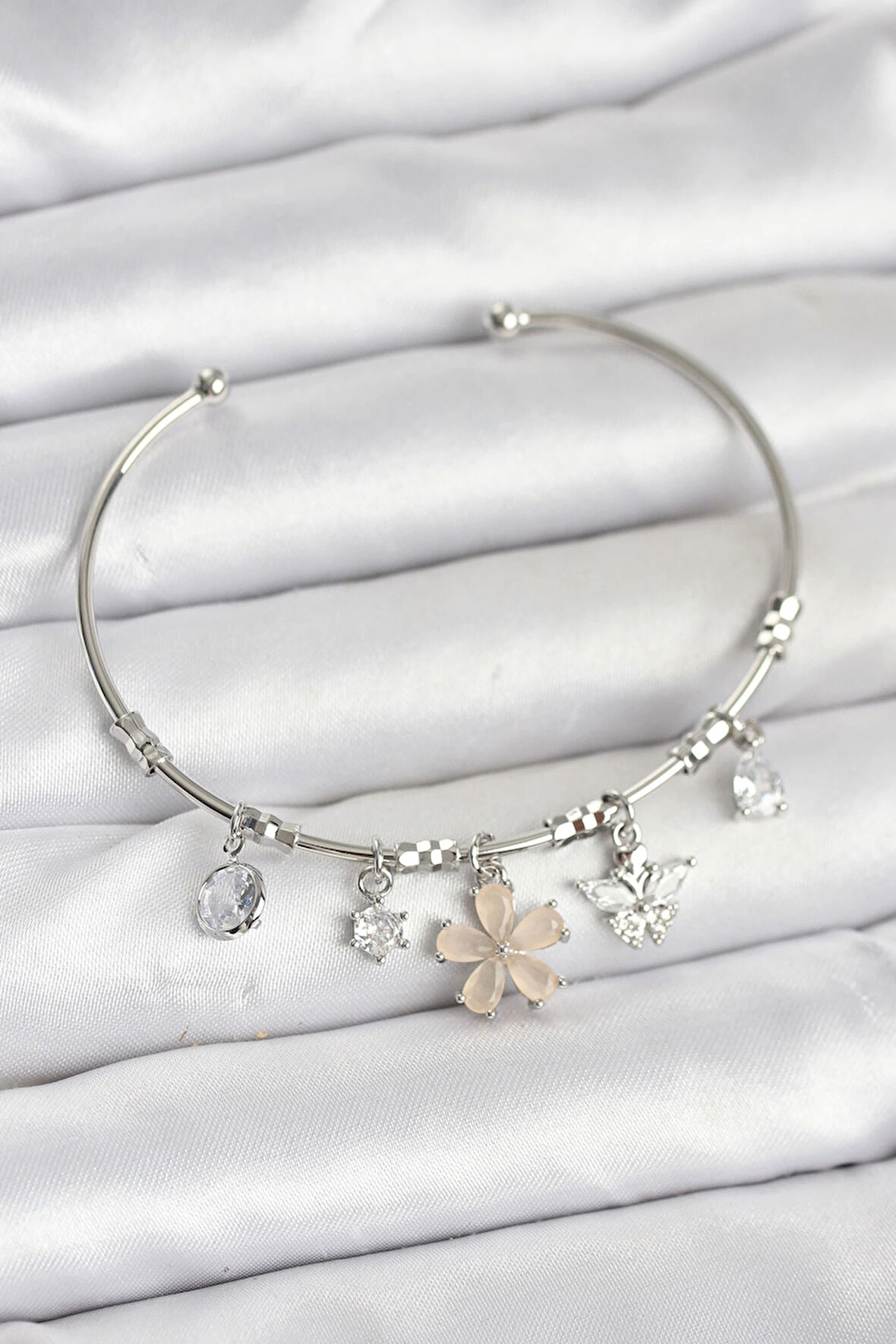 Dodes Dodes Çiçek ve Kelebek Charmlı Gümüş Renk Pirinç Kadın Bileklik TG27BB8050