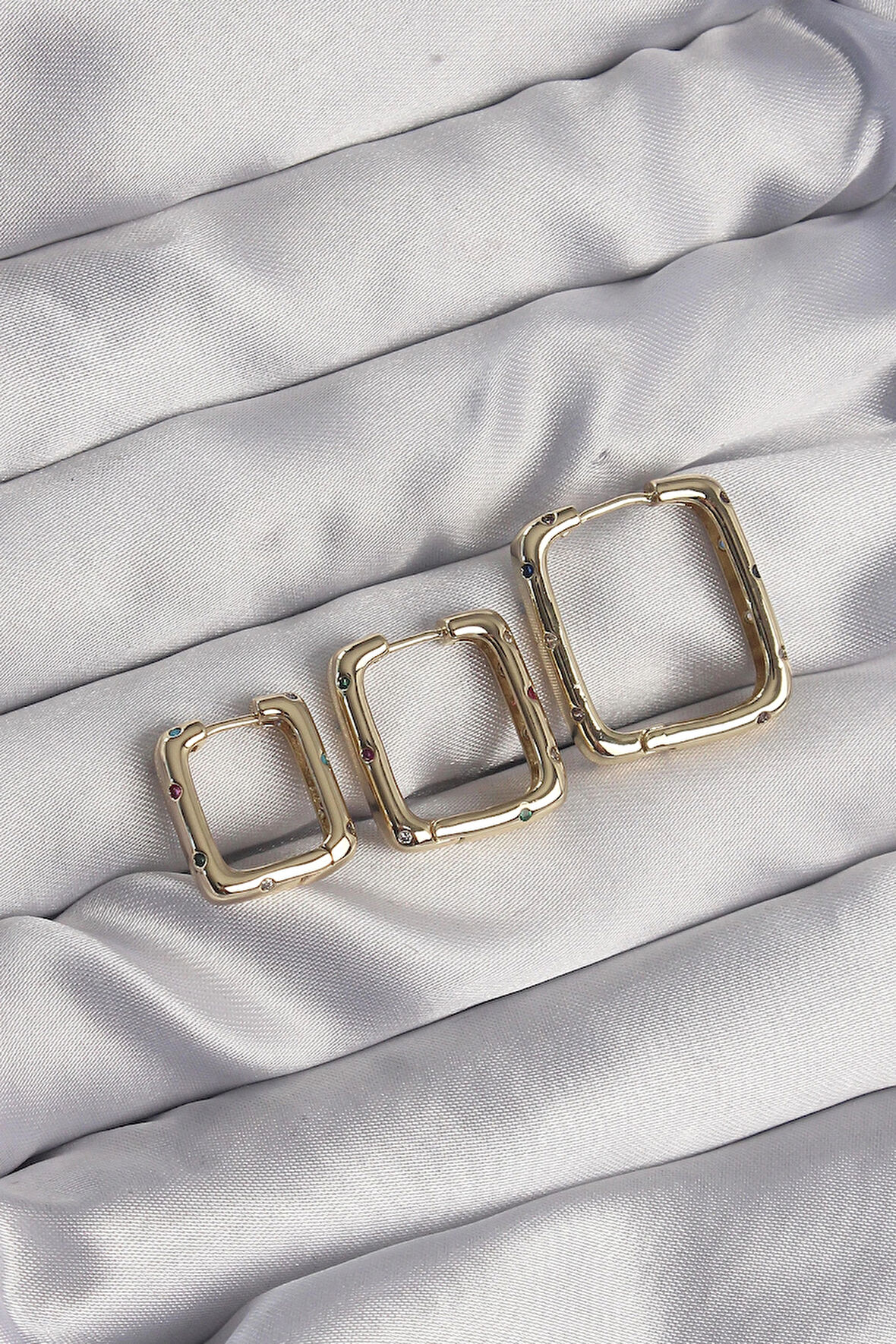 Dodes Pirinç Gold Renk Renkli Zirkon Taşlı Kare Model Küpe Seti TG27BKP9116