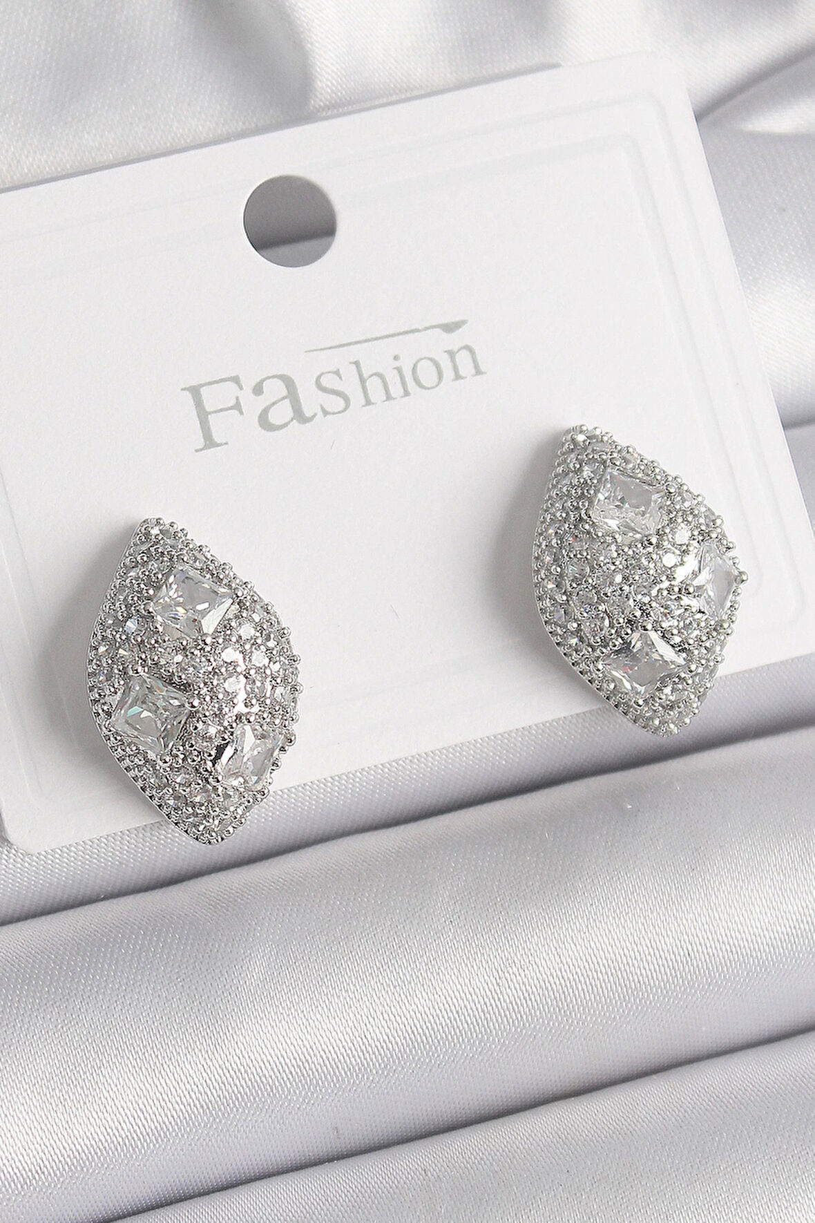 Dodes Pirinç Gümüş Renk Zirkon Taş İşlemeli Damla Model Kadın Küpe TG27BKP9863