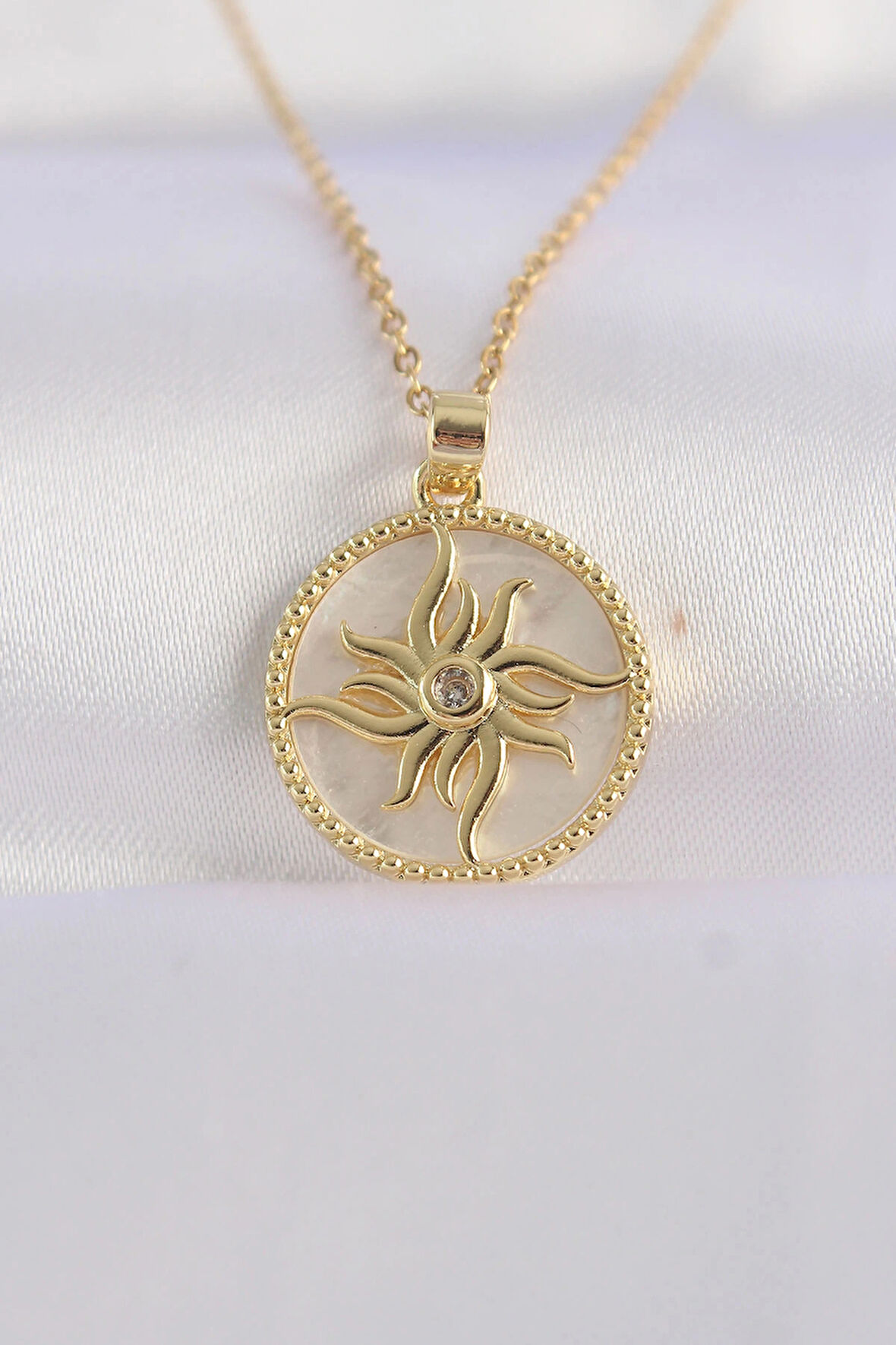 Dodes Dodes 316L Çelik Zincir Altın Renk Zirkon Taşlı Oval Tasarım Güneş Kolye TG27BKO8653