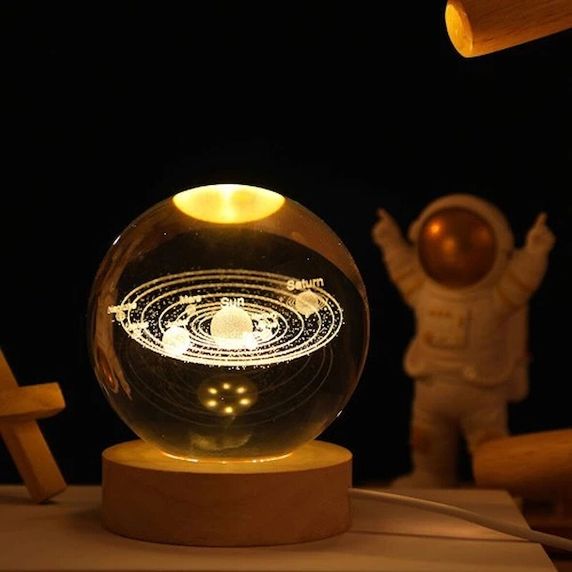 Dodes Gezegenler Temalı Ahşap Altlıklı Işıklı Cam Küre