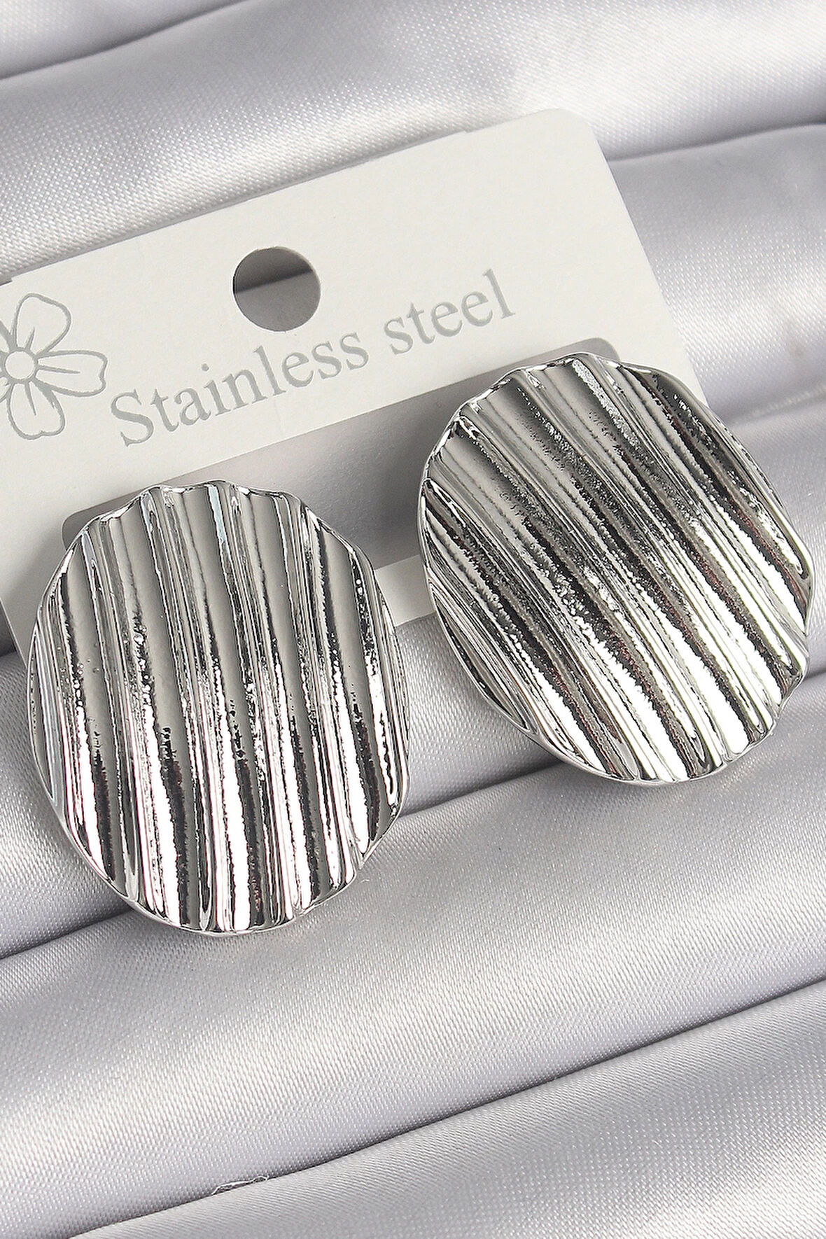 Dodes Pirinç Gümüş Renk Sallantı İşlemeli Daire Plaka Model Kadın Küpe TG27BKP10229